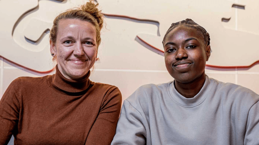 Nächster Neuzugang: Viola Odebrecht, Leiterin Frauen- und Mädchenfußball bei RB (l.) und Persis Oteng bei der Unterschrift. Nächster Neuzugang: Viola Odebrecht, Leiterin Frauen- und Mädchenfußball bei RB (l.) und Persis Oteng bei der Unterschrift.
