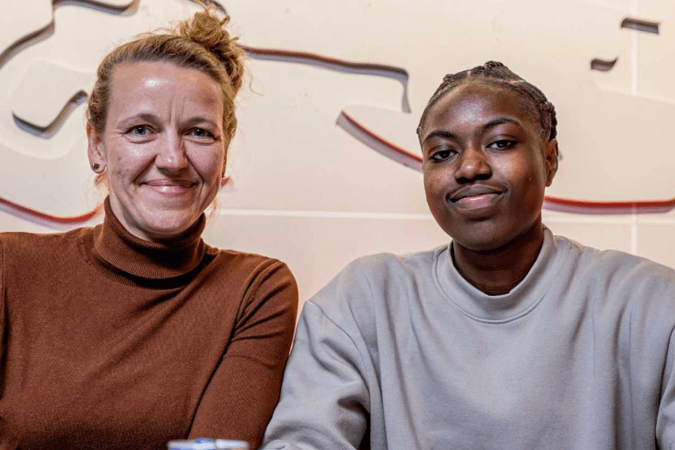 Nächster Neuzugang: Viola Odebrecht, Leiterin Frauen- und Mädchenfußball bei RB (l.) und Persis Oteng bei der Unterschrift.