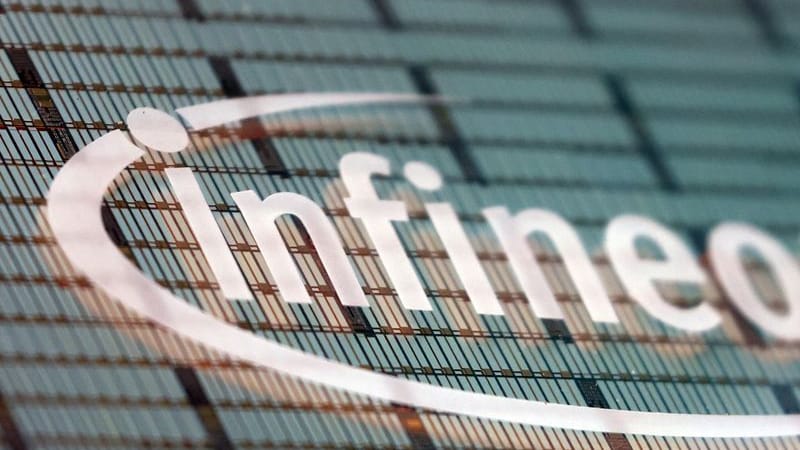 Das Logo von Infineon ist auf einem elektronischen Bauteil zu sehen (Symbolbild):