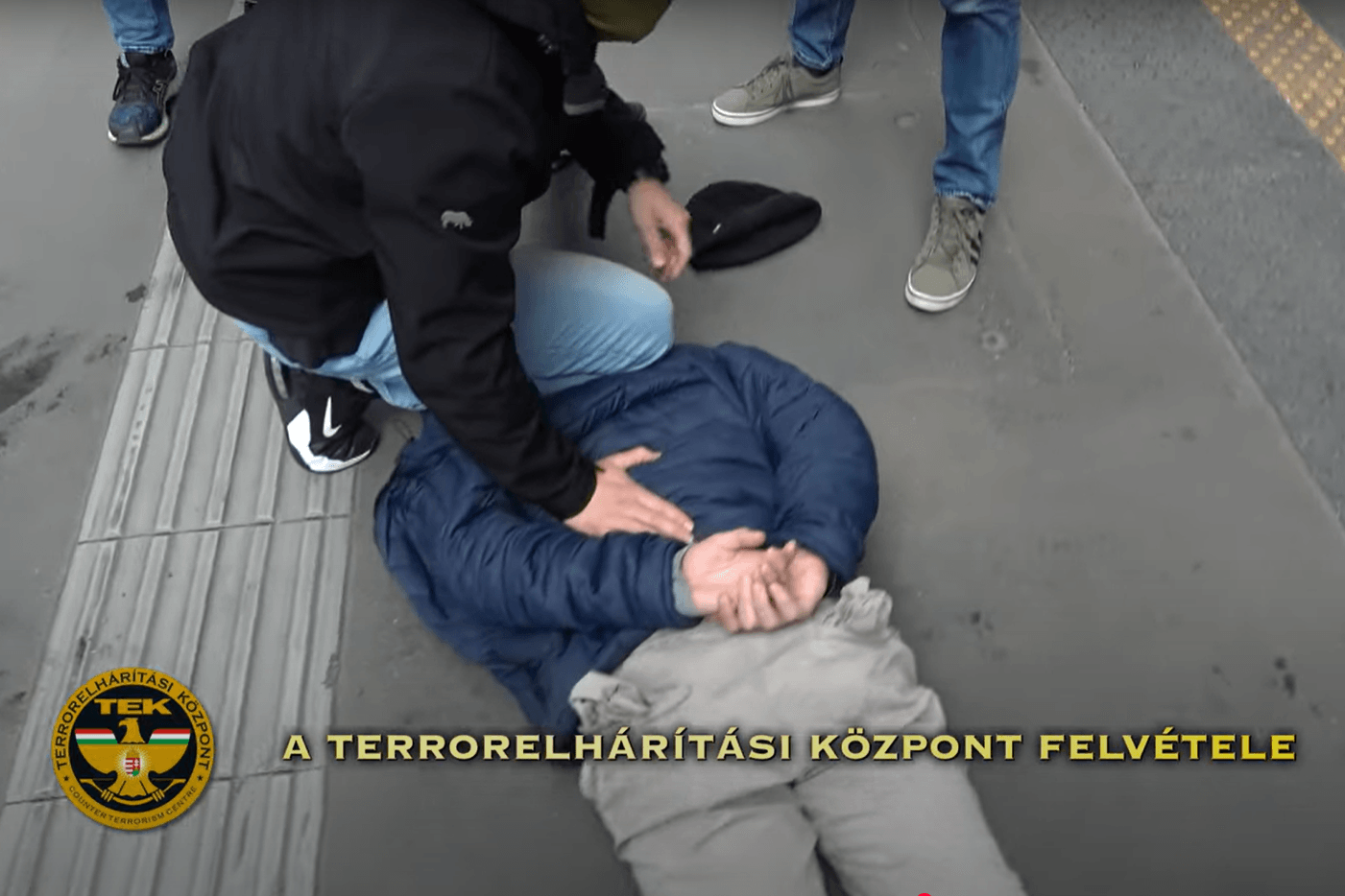 Der Verdächtige liegt in Handschellen auf dem Boden: Die Ermittler erwarteten ihn an einem Bahnsteig in Budapest.