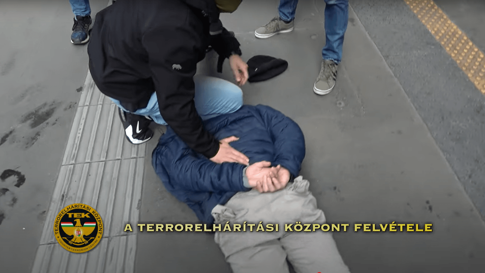 Der Verdächtige liegt in Handschellen auf dem Boden: Die Ermittler erwarteten ihn an einem Bahnsteig in Budapest. Der Verdächtige liegt in Handschellen auf dem Boden: Die Ermittler erwarteten ihn an einem Bahnsteig in Budapest.