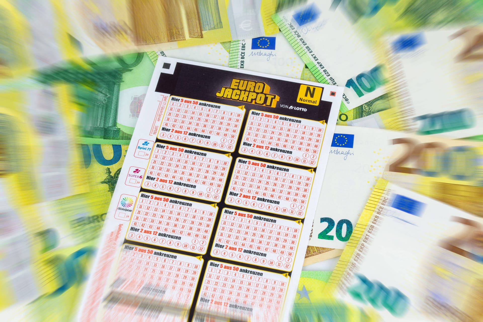 Eurojackpot: Spielschein auf Eurobanknoten. (Symbolfoto)