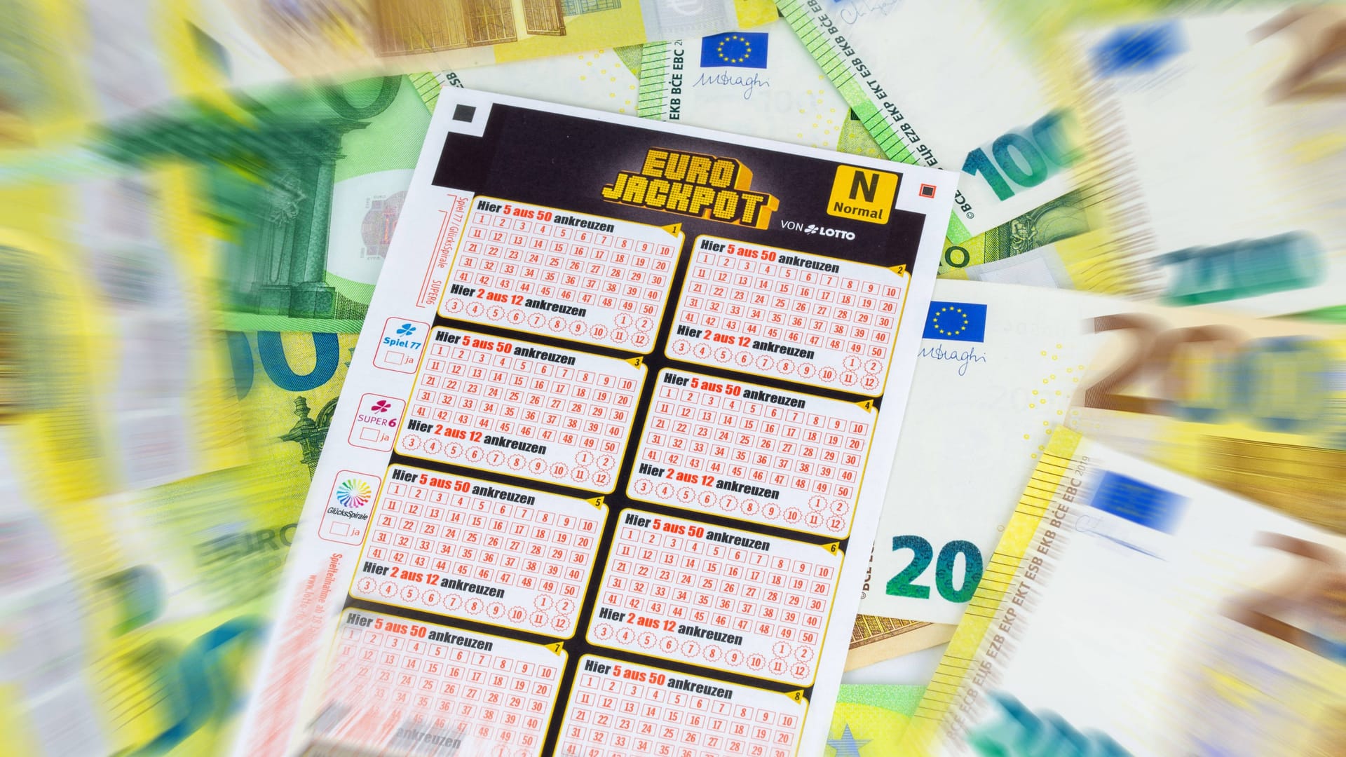 Eurojackpot: Spielschein auf Eurobanknoten. (Symbolfoto)
