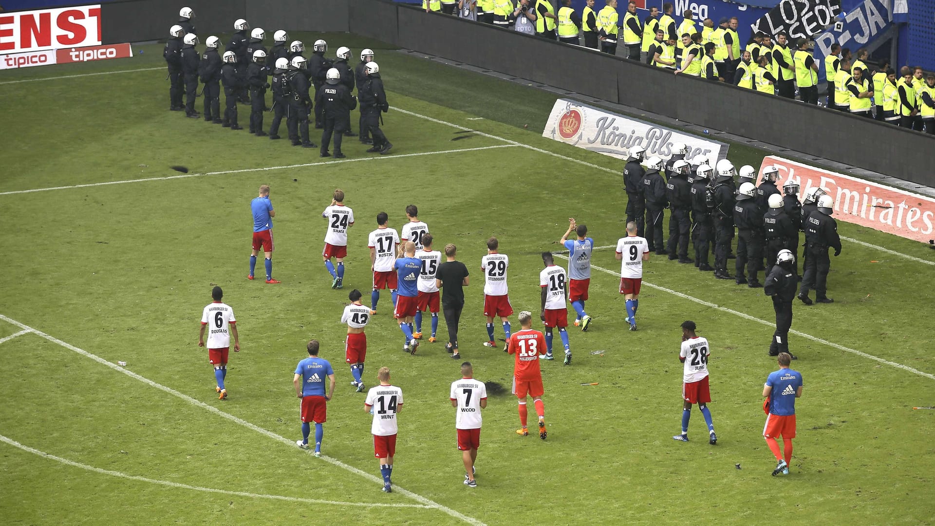 Die HSV-Profis drehen eine Ehrenrunde (Archivbild): Nach dem Abstieg 2018 mussten Polizisten und Ordner das Spielfeld sichern. Die HSV-Profis drehen eine Ehrenrunde (Archivbild): Nach dem Abstieg 2018 mussten Polizisten und Ordner das Spielfeld sichern.