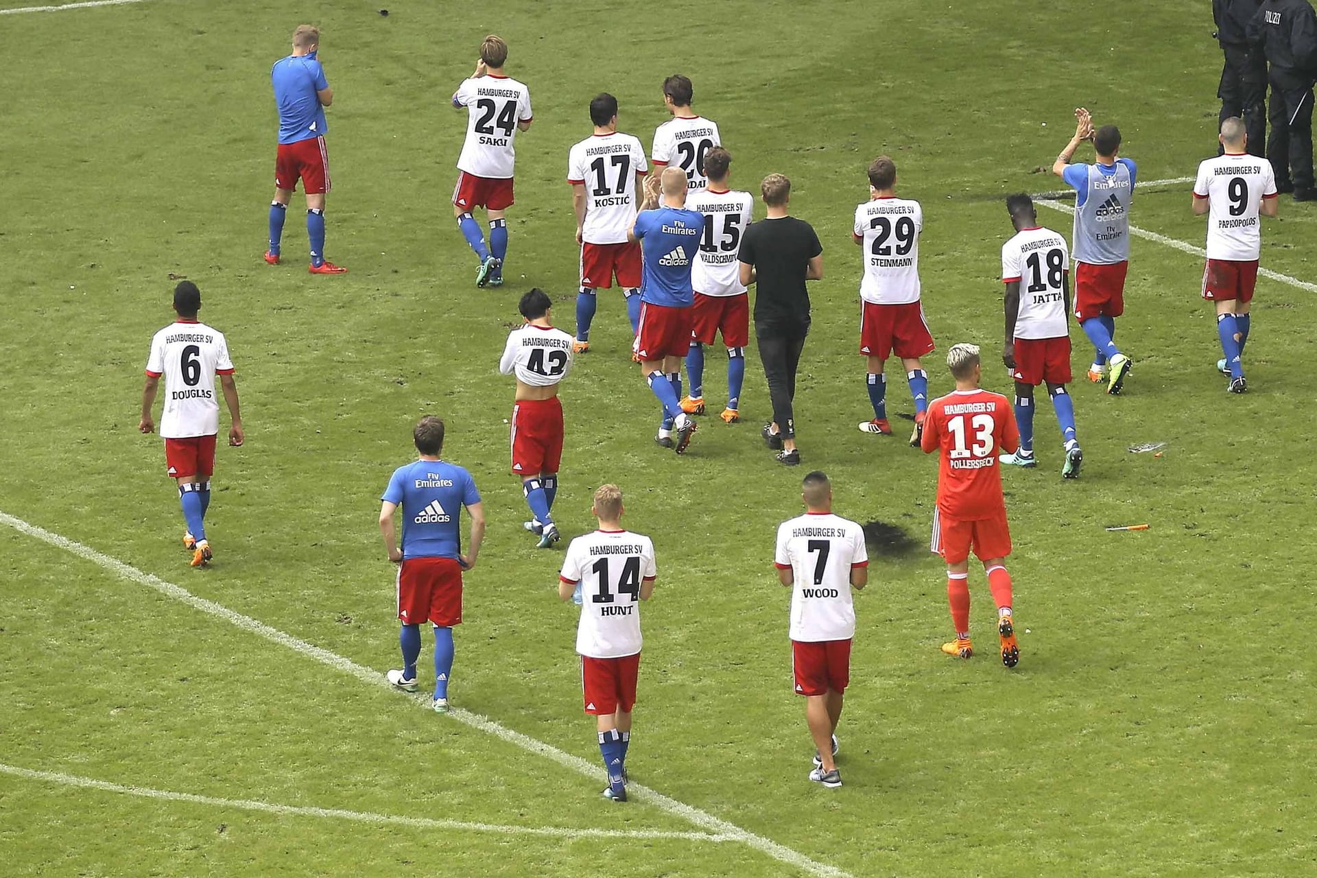 Die HSV-Profis drehen eine Ehrenrunde (Archivbild): Nach dem Abstieg 2018 mussten Polizisten und Ordner das Spielfeld sichern.