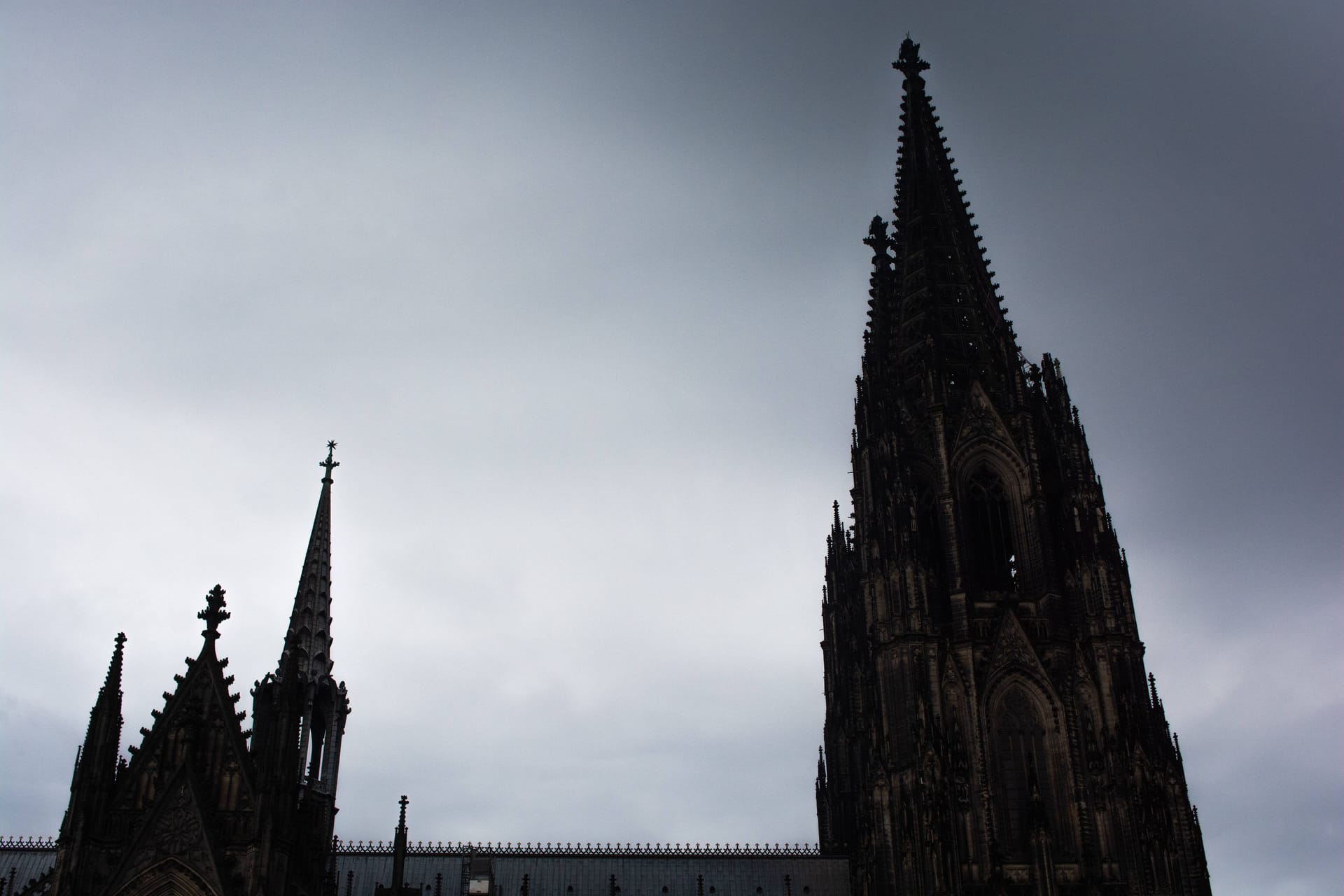 Dunkle Wolken über dem Kölner Dom (Symbolbild).