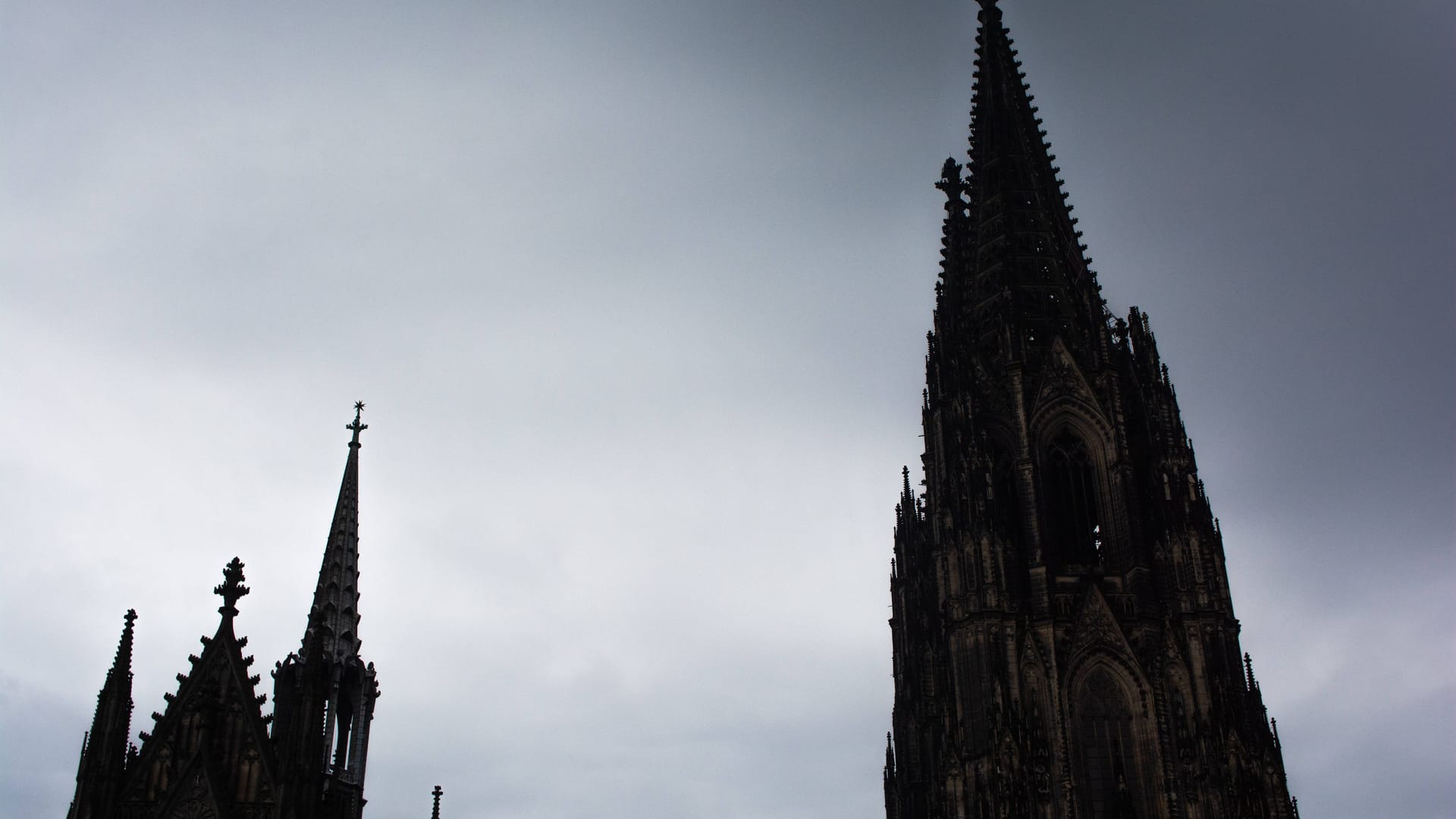Dunkle Wolken über dem Kölner Dom (Symbolbild).