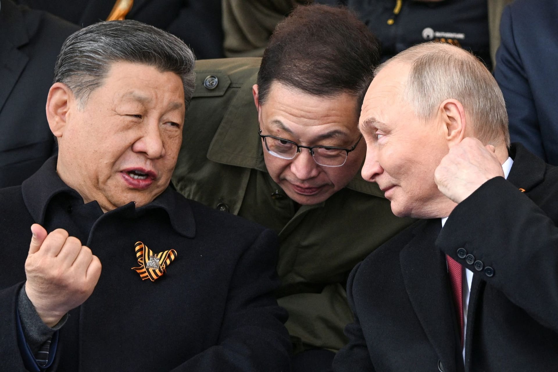 Xi Jinping (links) und Wladimir Putin (rechts) während der Militärparade.