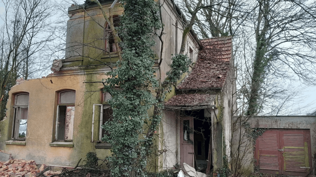 Die Ruine wurde nach dem Feuer abgerissen. Das war 2023.