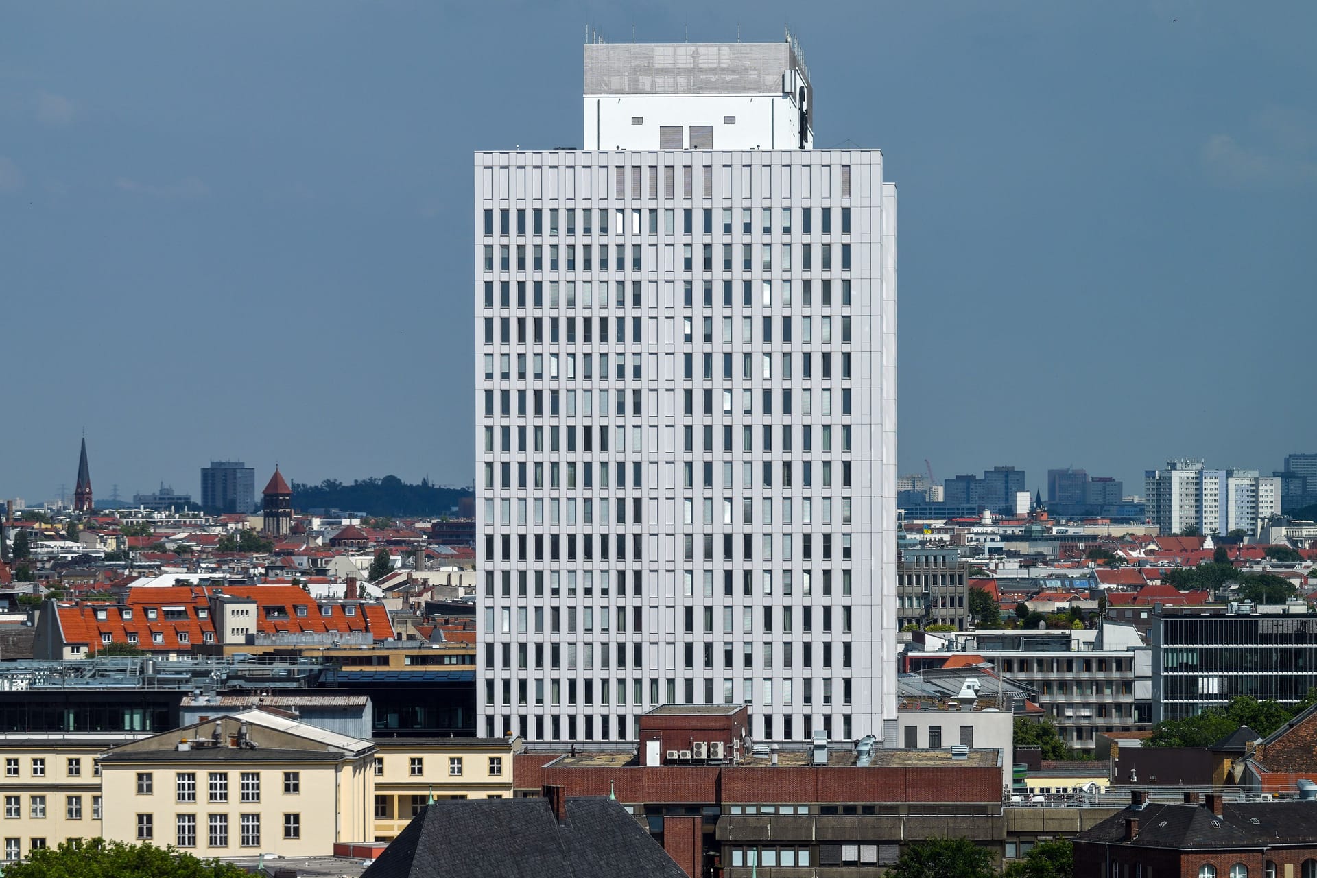 Das sanierte Hochhaus der Charité (Archivbild): Der Streik der Klinik-Tochter CFM geht am Freitag weiter.