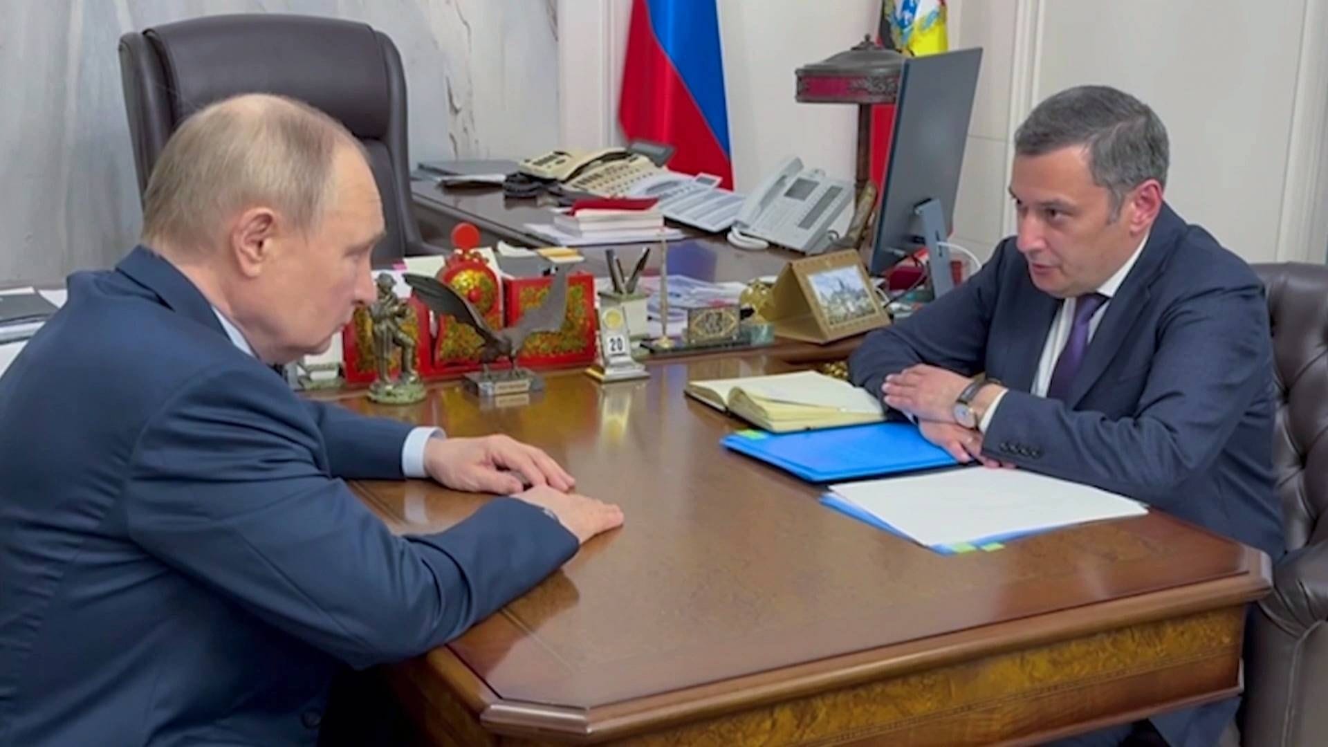 Putin bei einem Treffen mit dem Gouverneur der Region Kursk, Alexander Khinshtein (r.).