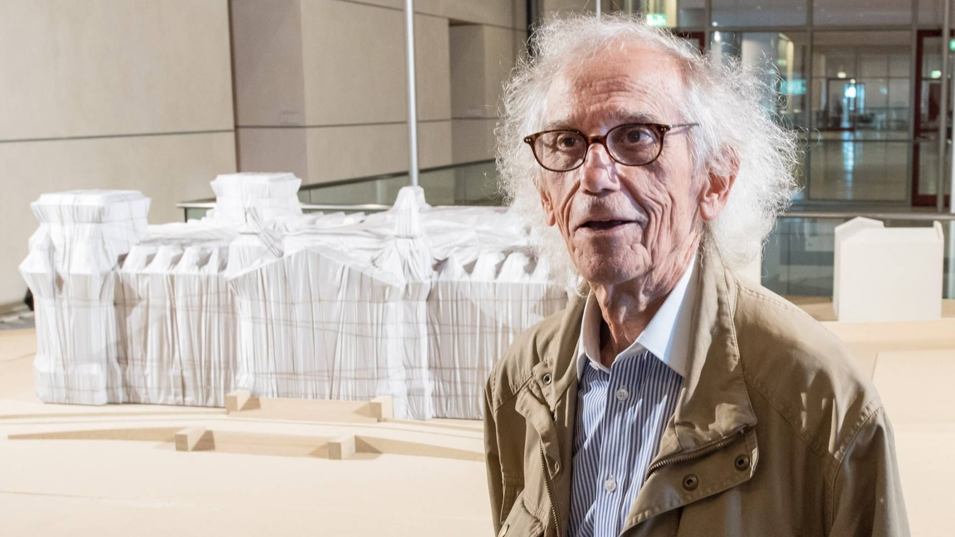 Der Kuenstler Christo steht am Mittwoch 17.06.15 im Berliner Reichstag vor einem Modell des verhuellten Reichstages. Vor 20 Jahren, am 24. Juni 1995, wurde das Kunstprojekt Verhuellter Reichstag der Kuenstler Christo und Jeanne-Claude eroeffnet. Mit Blick auf eine geplante Dauer-Ausstellung im Reichstagsgebaeude mit Fotos, Materialien und Entwuerfen des Kuenstlerehepaares zum Verhuellten Reichstag fand am Mittwoch im Reichstagsgebaeude eine Pressebegegnung mit Christo und Bundestagspraesident Norbert Lammert statt. Der Kuenstler Christo steht am Mittwoch 17.06.15 im Berliner Reichstag vor einem Modell des verhuellten Reichstages. Vor 20 Jahren, am 24. Juni 1995, wurde das Kunstprojekt Verhuellter Reichstag der Kuenstler Christo und Jeanne-Claude eroeffnet. Mit Blick auf eine geplante Dauer-Ausstellung im Reichstagsgebaeude mit Fotos, Materialien und Entwuerfen des Kuenstlerehepaares zum Verhuellten Reichstag fand am Mittwoch im Reichstagsgebaeude eine Pressebegegnung mit Christo und Bundestagspraesident Norbert Lammert statt.