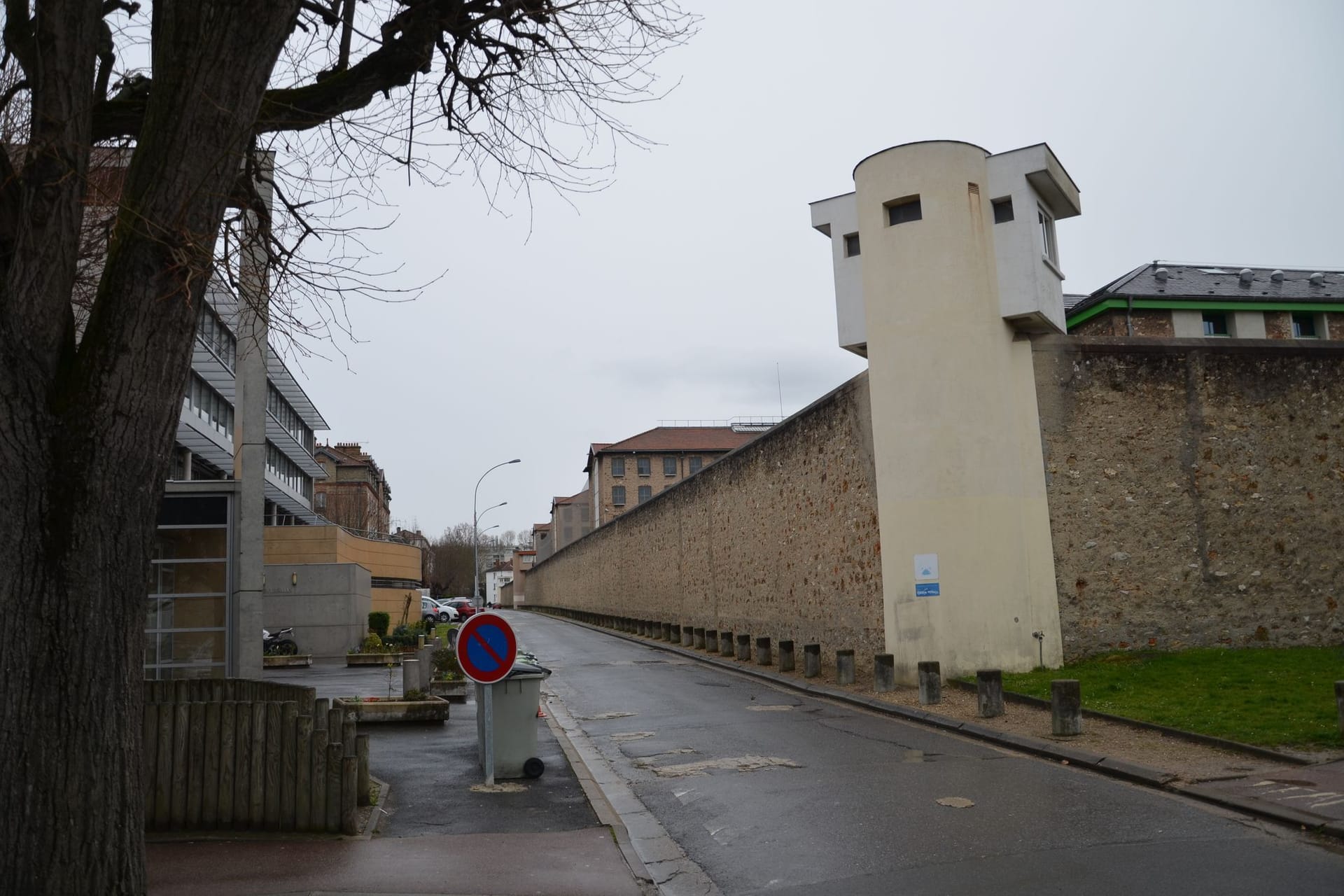 Frankreichs Polizei beschlagnahmt Mini-Handys hinter Gittern