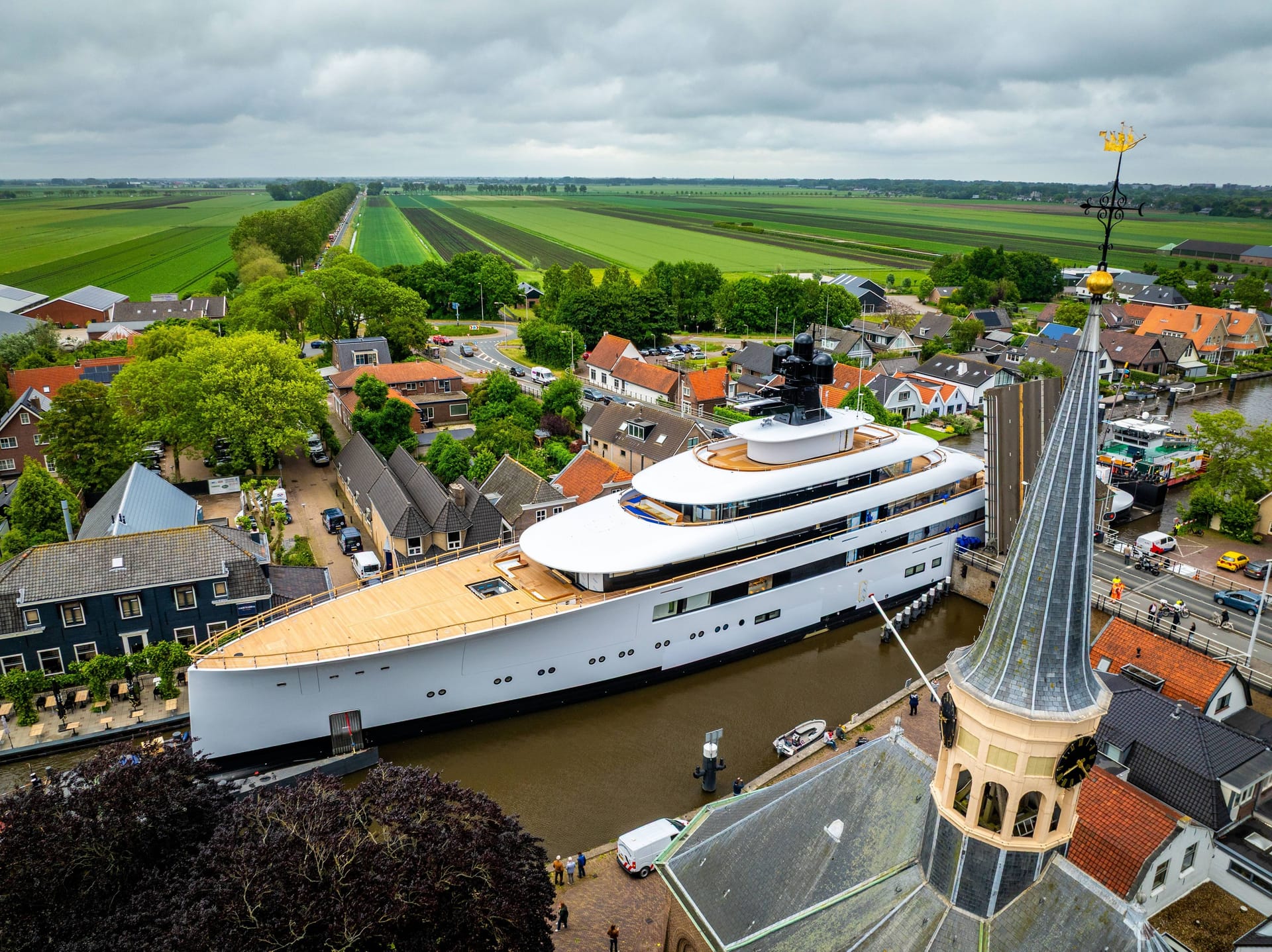 Howard Schultz' Yacht "Pi": Spektakuläre Millimeterarbeit im engen Woubrugge-Kanal.
