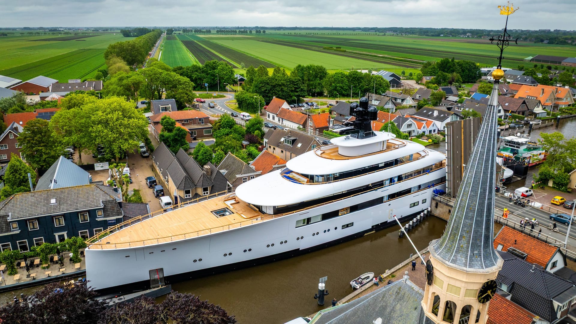 Howard Schultz' Yacht "Pi": Spektakuläre Millimeterarbeit im engen Woubrugge-Kanal.