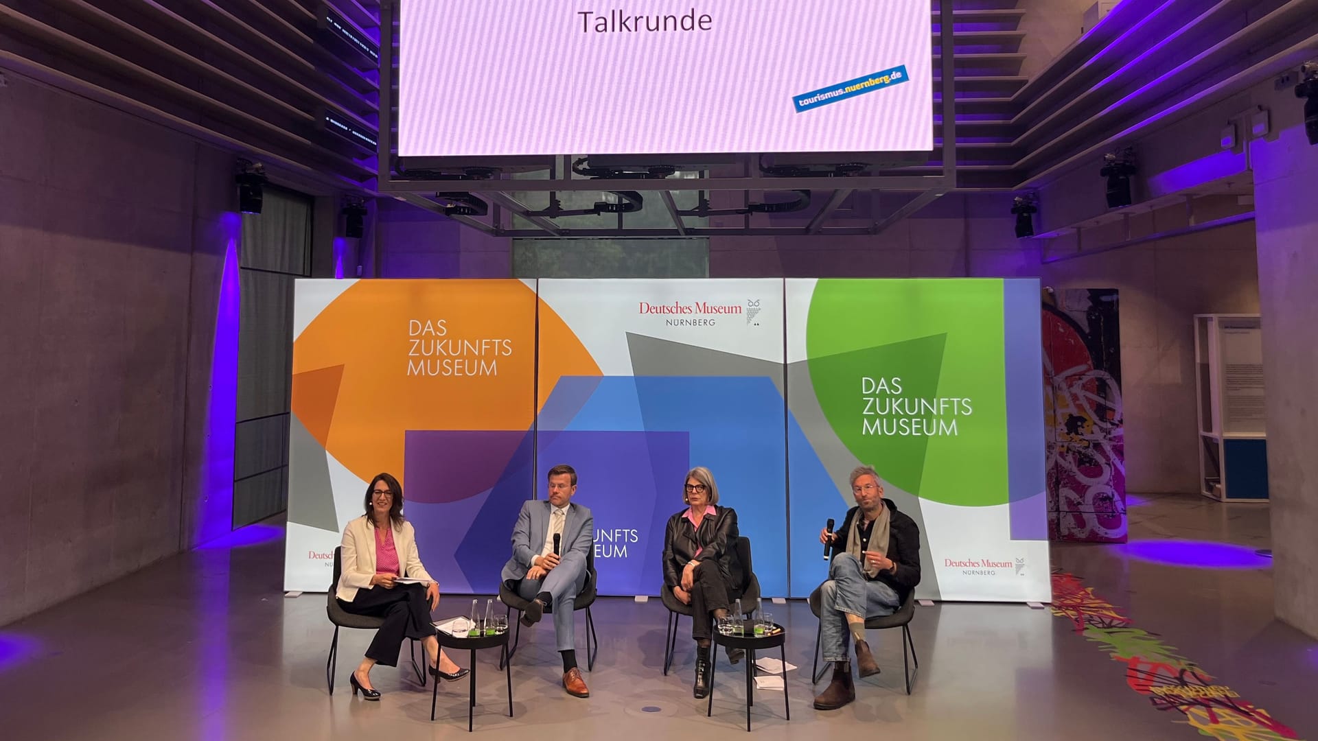 Die groß angelegte Kampagne stellten Moritz Puschke vom Musikfest ION, CTZ-Geschäftsführerin Yvonne Coulin und OB Marcus König mitsamt Moderatorin vor (von rechts nach links).