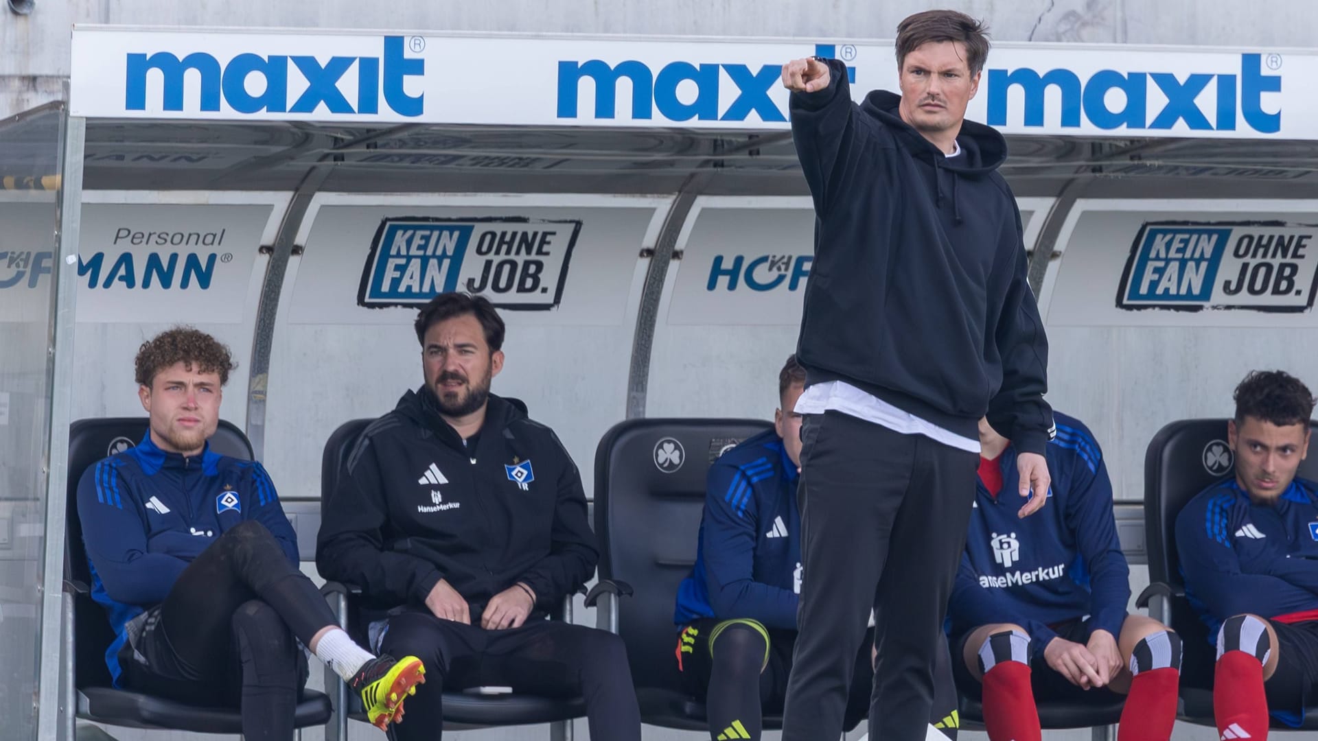 Chef-Trainer Merlin Polzin beim Spiel gegen Greuther Fuerth: Chef-Trainer Merlin Polzin beim Spiel gegen Greuther Fuerth:
