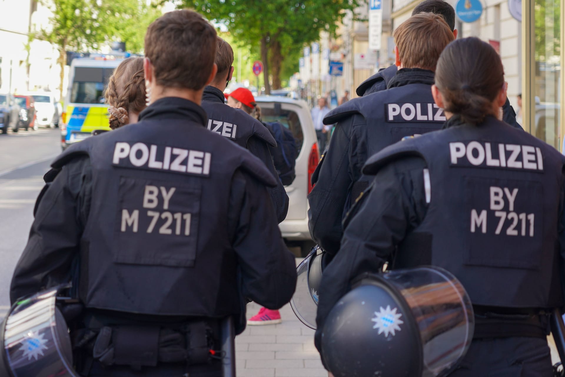 Bayerische Polizei im Einsatz (Symbolfoto): Nach der brutalen Attacke auf einen Teenager laufen die Ermittlungen.