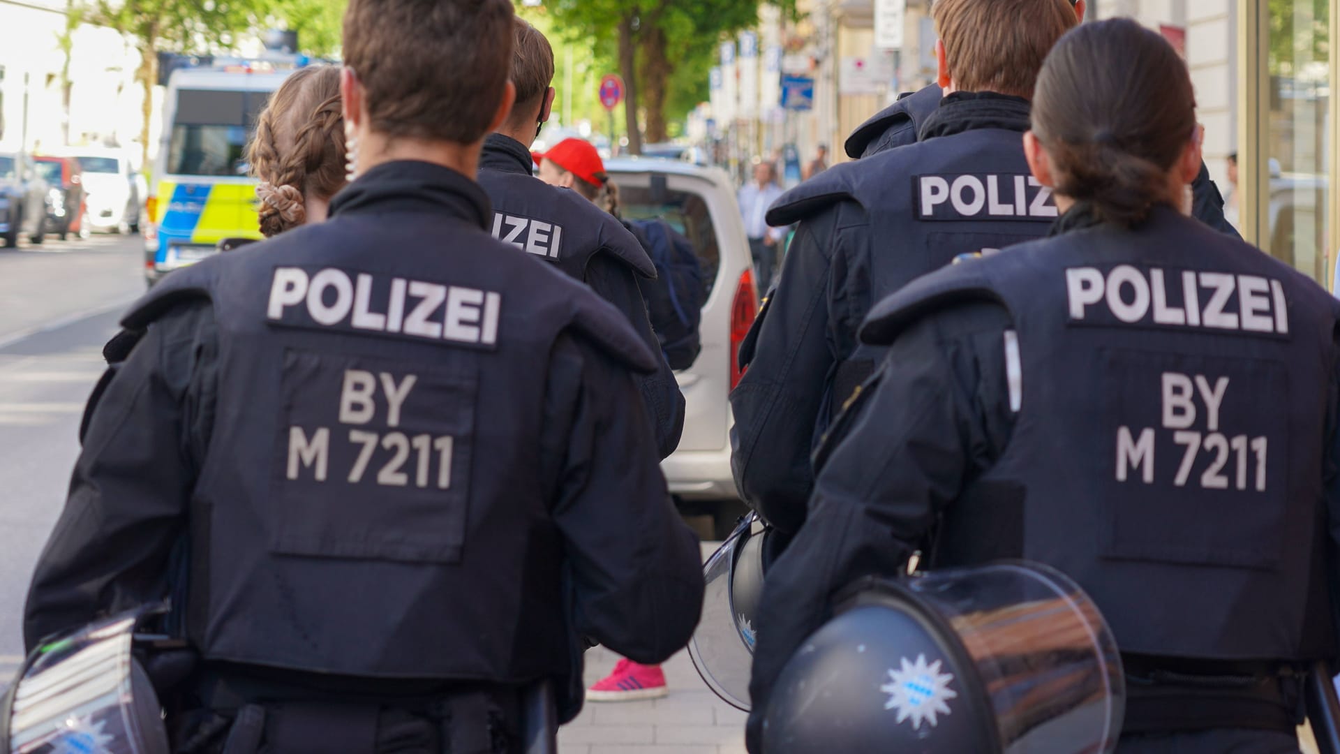 Bayerische Polizei im Einsatz (Symbolfoto): Nach der brutalen Attacke auf einen Teenager laufen die Ermittlungen. Bayerische Polizei im Einsatz (Symbolfoto): Nach der brutalen Attacke auf einen Teenager laufen die Ermittlungen.