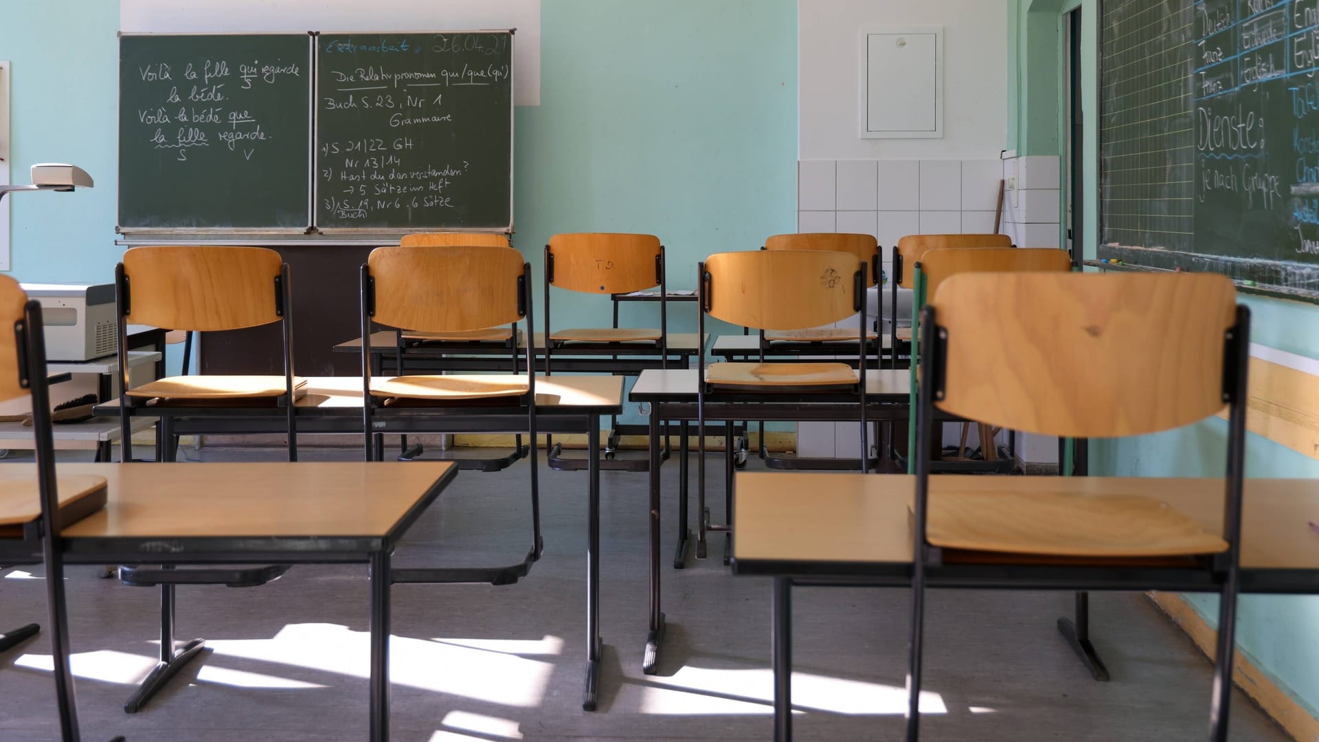 Ein leerer Klassenraum (Symbolbild): Rechtsextreme Vorschläge für das Abimotto haben einen Jahrgang in Hessen in die Schlagzeilen gebracht.