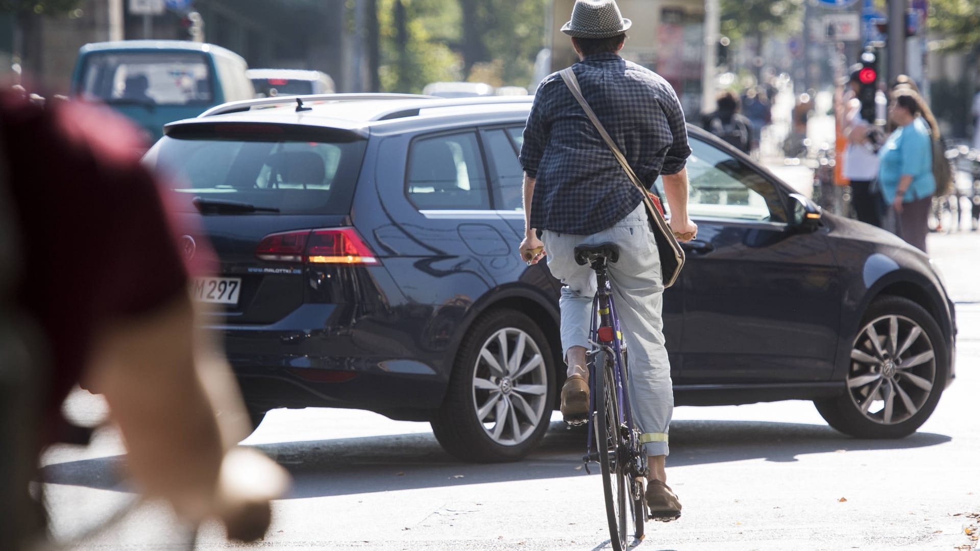 Ein Pkw behindert einen Radfahrer (Symbolbild): Häufig kommt es in Berlin zu Abbiegeunfällen. Ein Pkw behindert einen Radfahrer (Symbolbild): Häufig kommt es in Berlin zu Abbiegeunfällen.