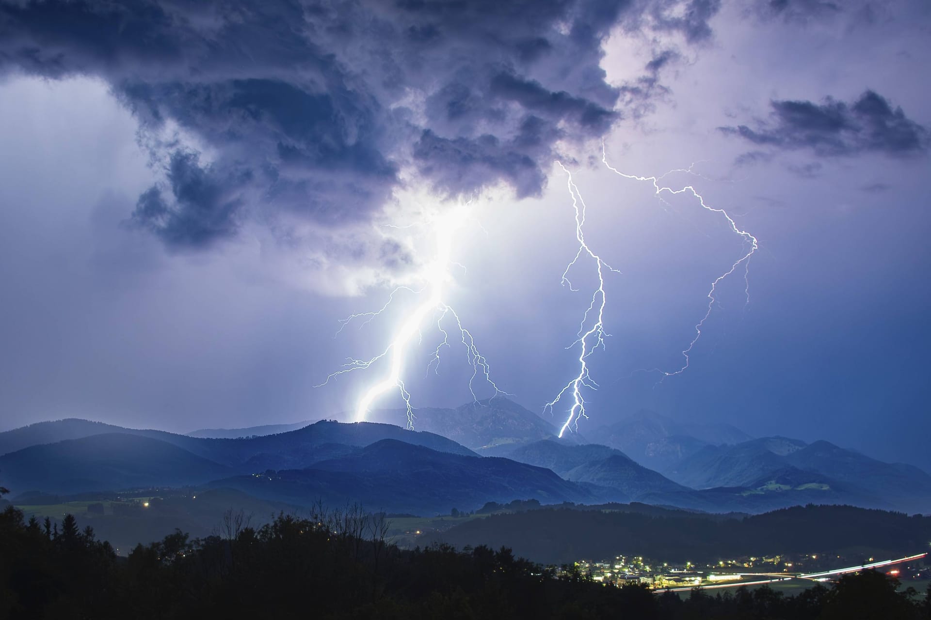 Blitze bei einem heftigen Gewitter über Siegsdorf und dem Hochfelln, Chiemgauer Alpen (Archivbild): Das Wochenende dürfte nass und ungemütlich werden.