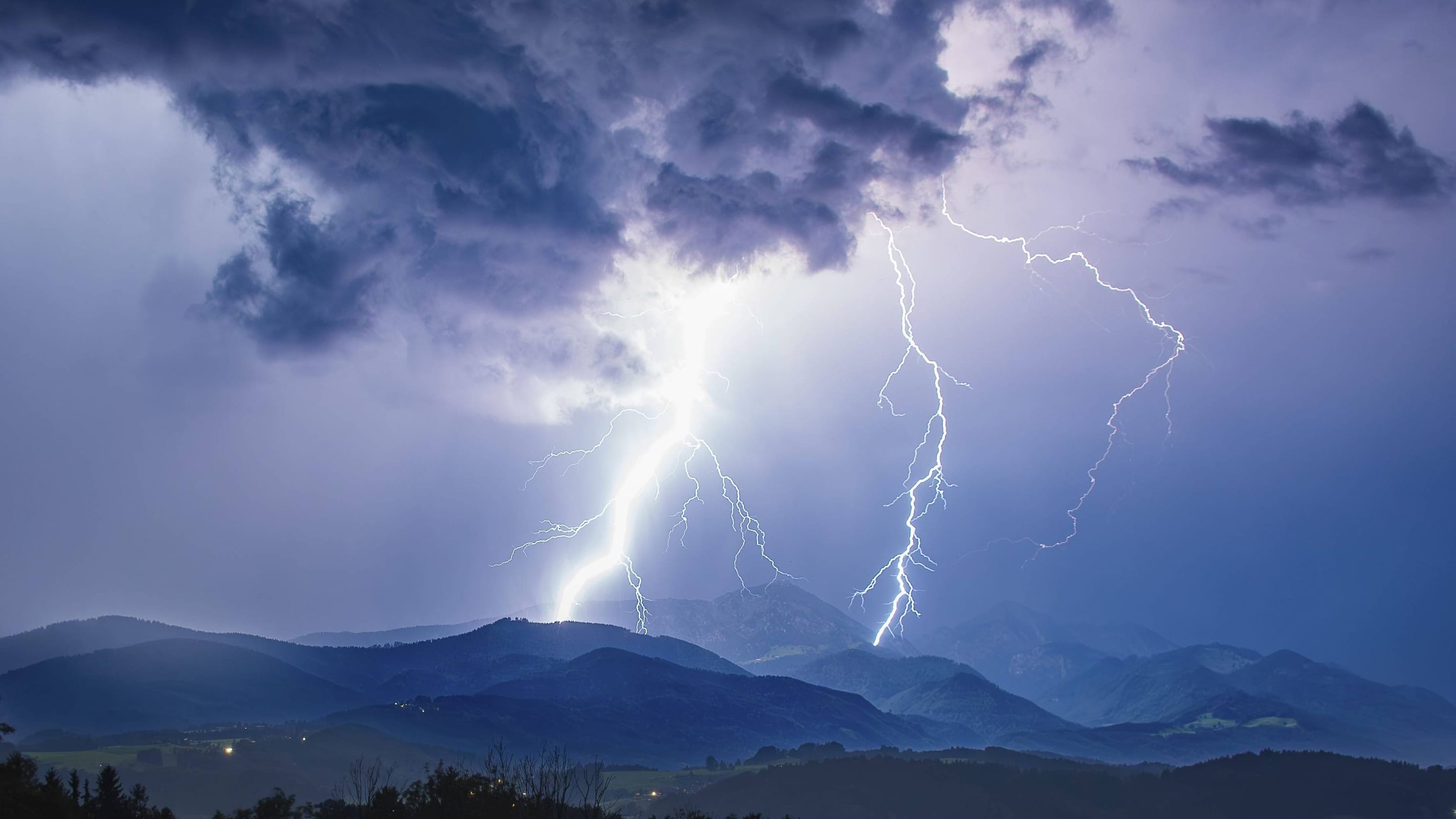 Blitze bei einem heftigen Gewitter über Siegsdorf und dem Hochfelln, Chiemgauer Alpen (Archivbild): Das Wochenende dürfte nass und ungemütlich werden.