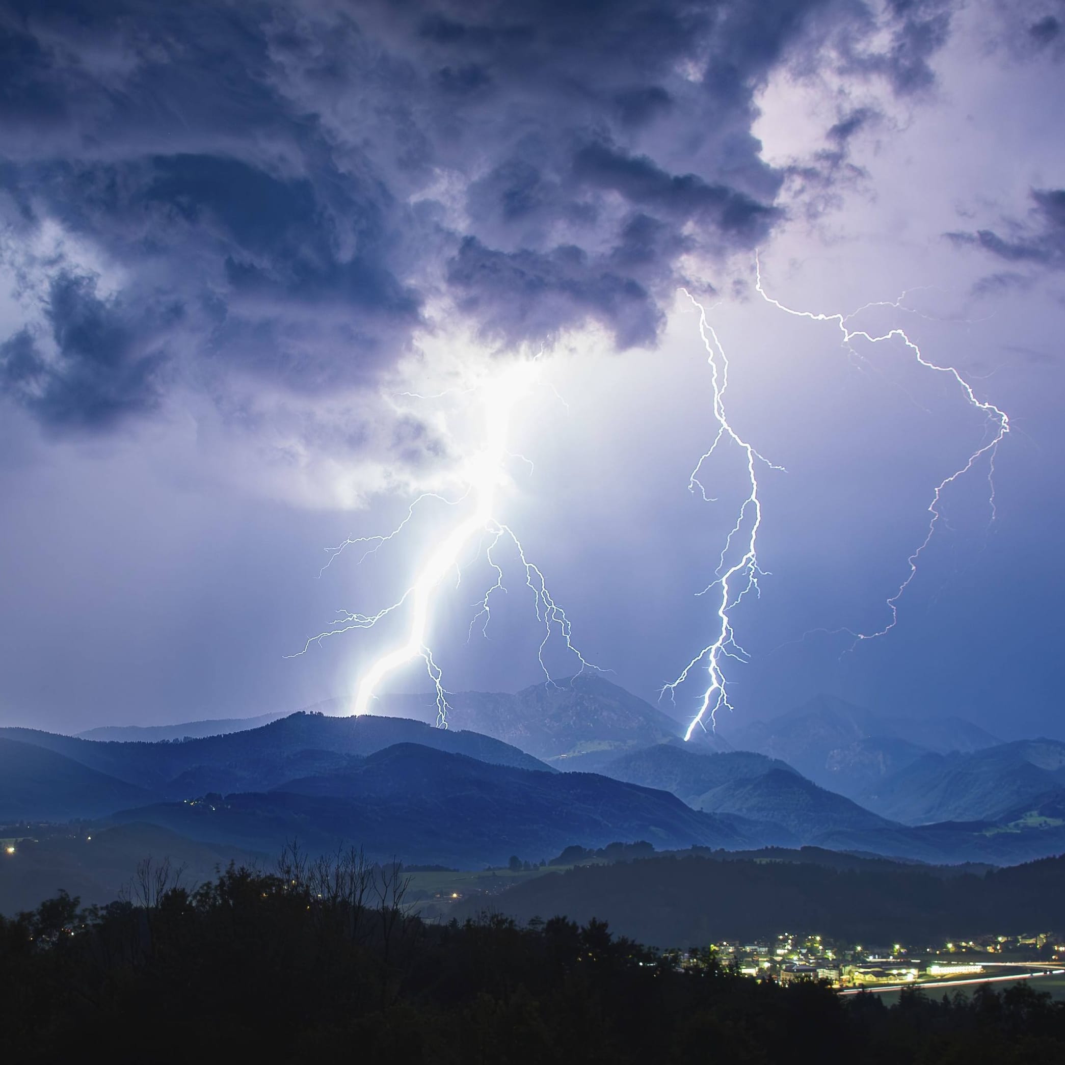 Blitze bei einem heftigen Gewitter über Siegsdorf und dem Hochfelln, Chiemgauer Alpen (Archivbild): Das Wochenende dürfte nass und ungemütlich werden.