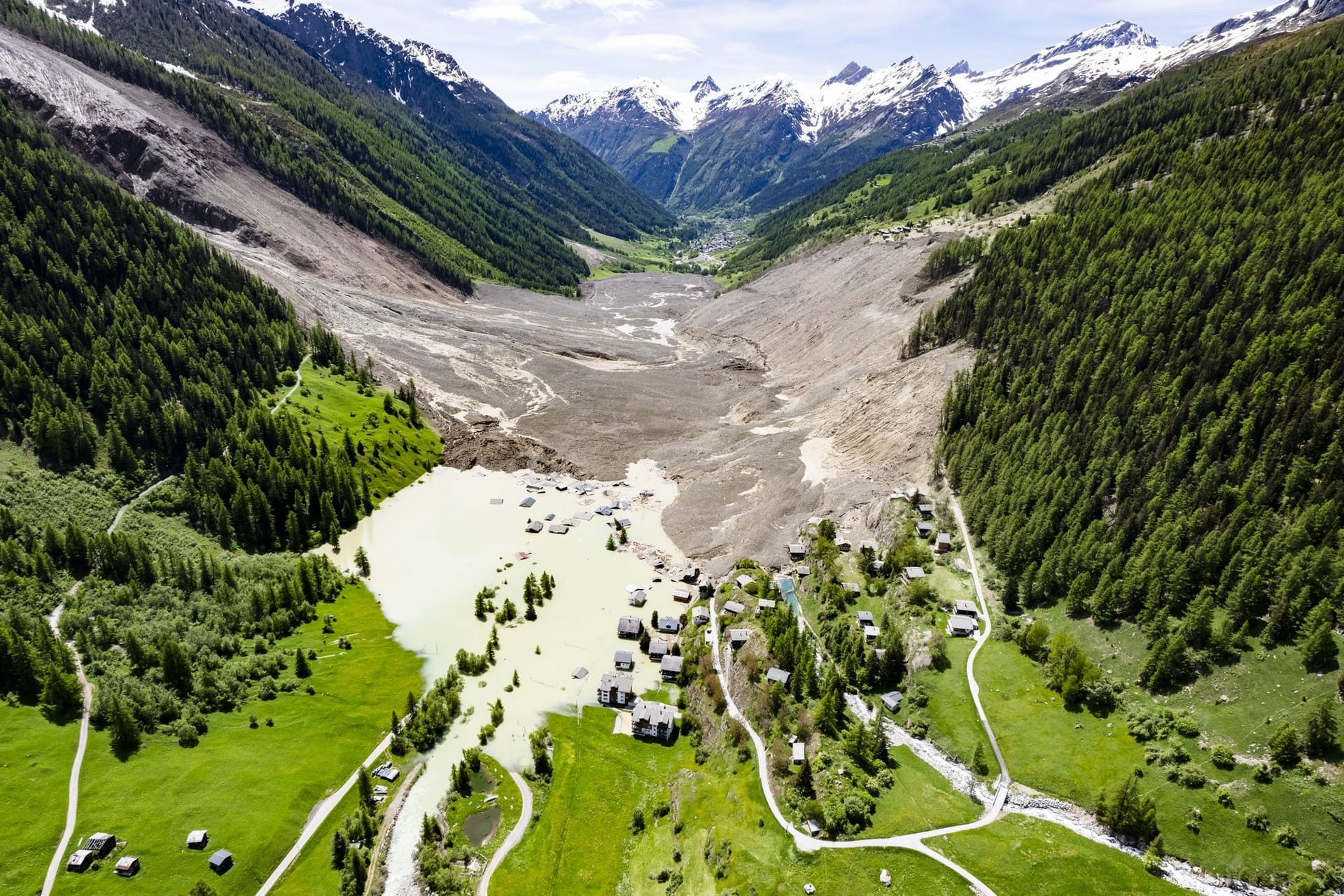 Ein großer Teil des Dorfes Blatten im Lötschental im Kanton Wallis wurde unter Massen von Eis, Schlamm und Felsen begraben.