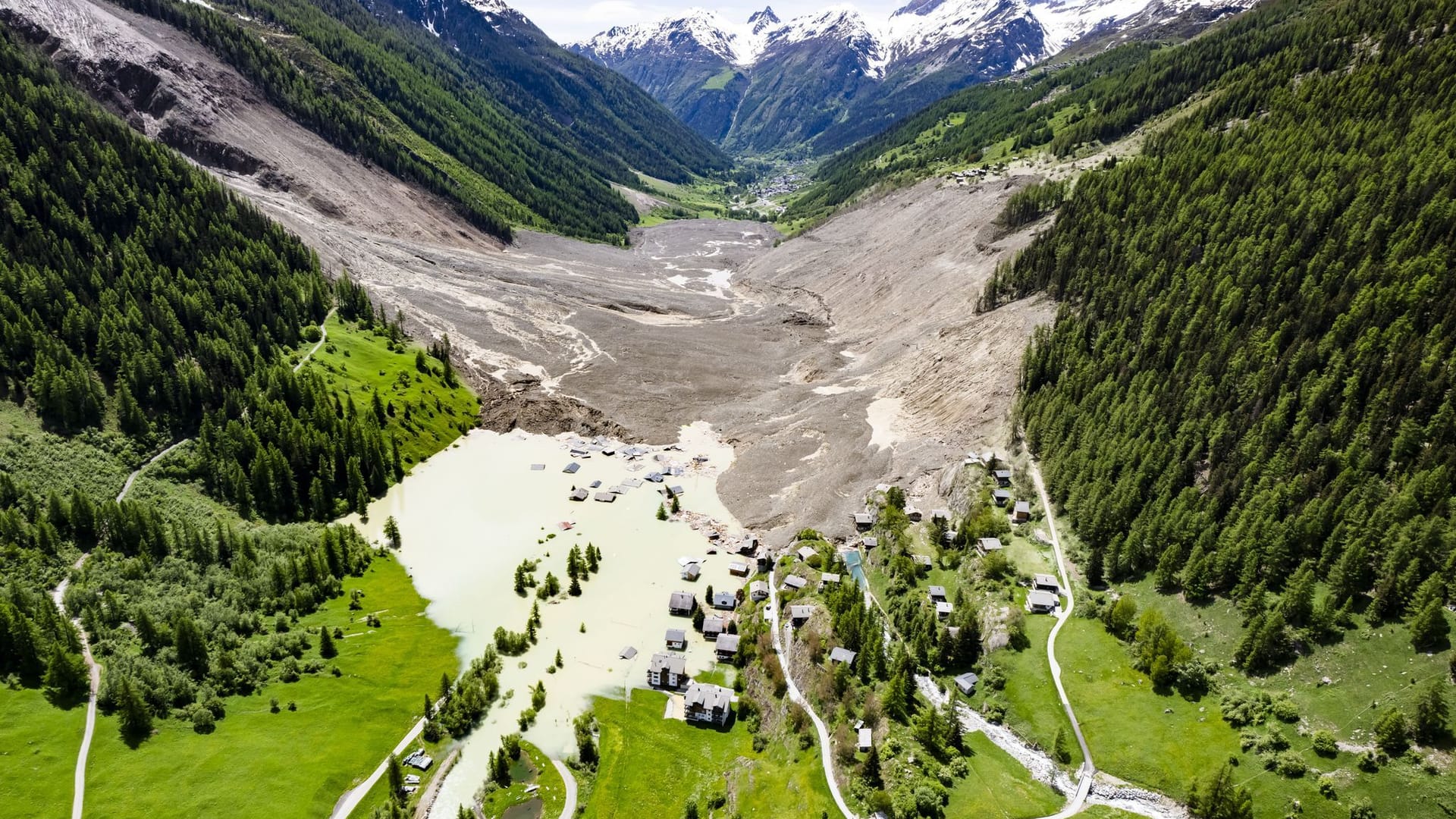 Ein großer Teil des Dorfes Blatten im Lötschental im Kanton Wallis wurde unter Massen von Eis, Schlamm und Felsen begraben.