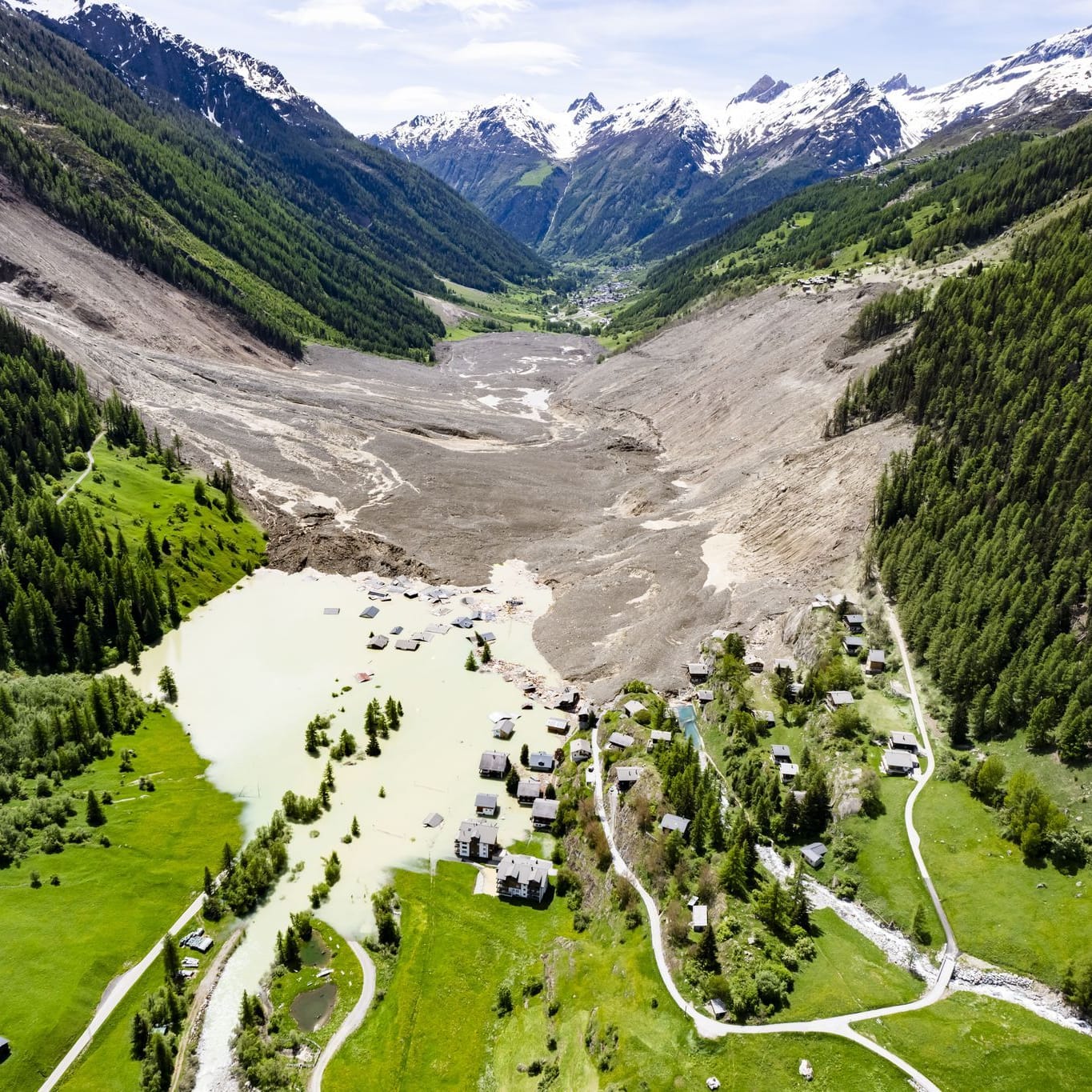 Ein großer Teil des Dorfes Blatten im Lötschental im Kanton Wallis wurde unter Massen von Eis, Schlamm und Felsen begraben.