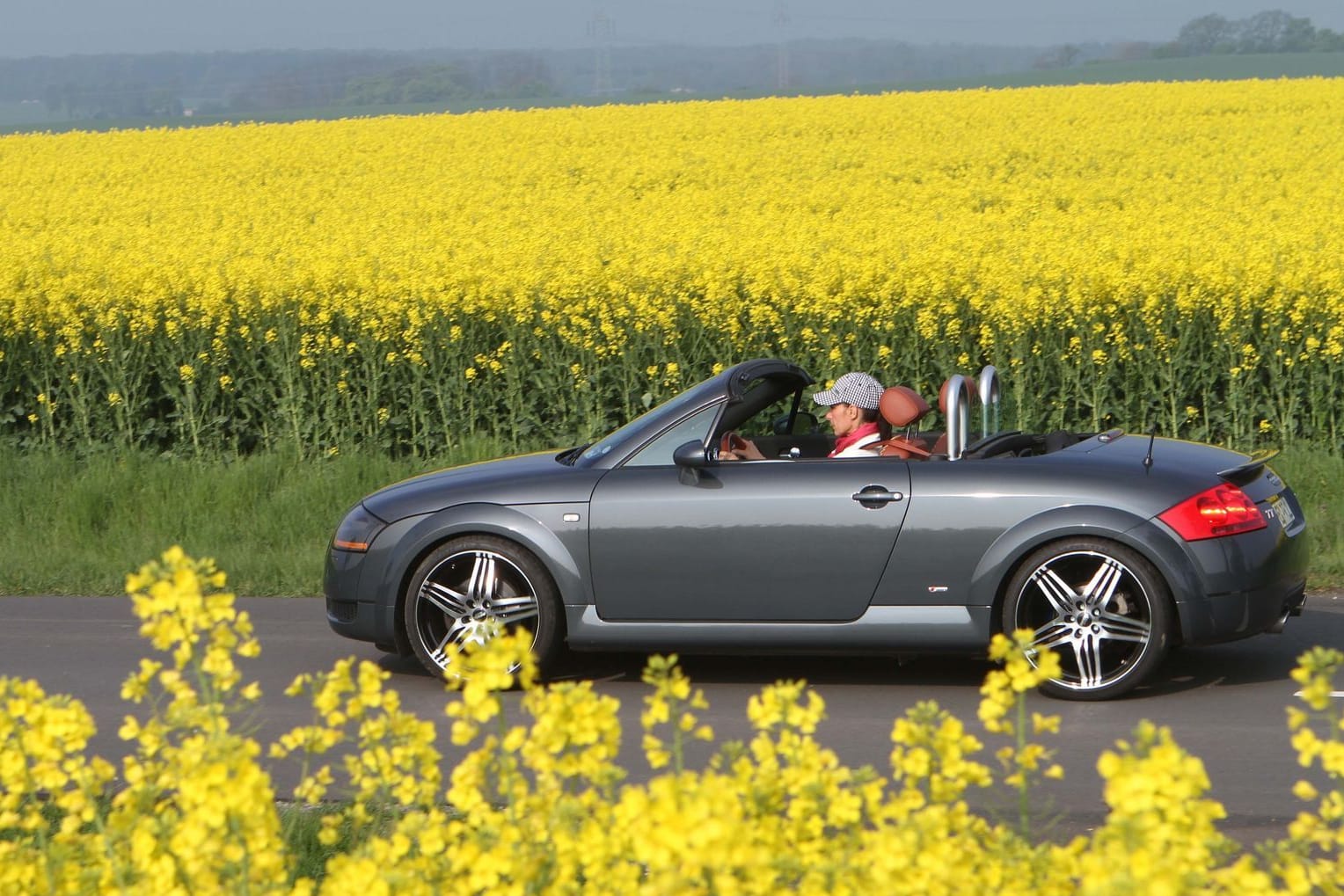 Eine Frau fährt mit einem Cabrio