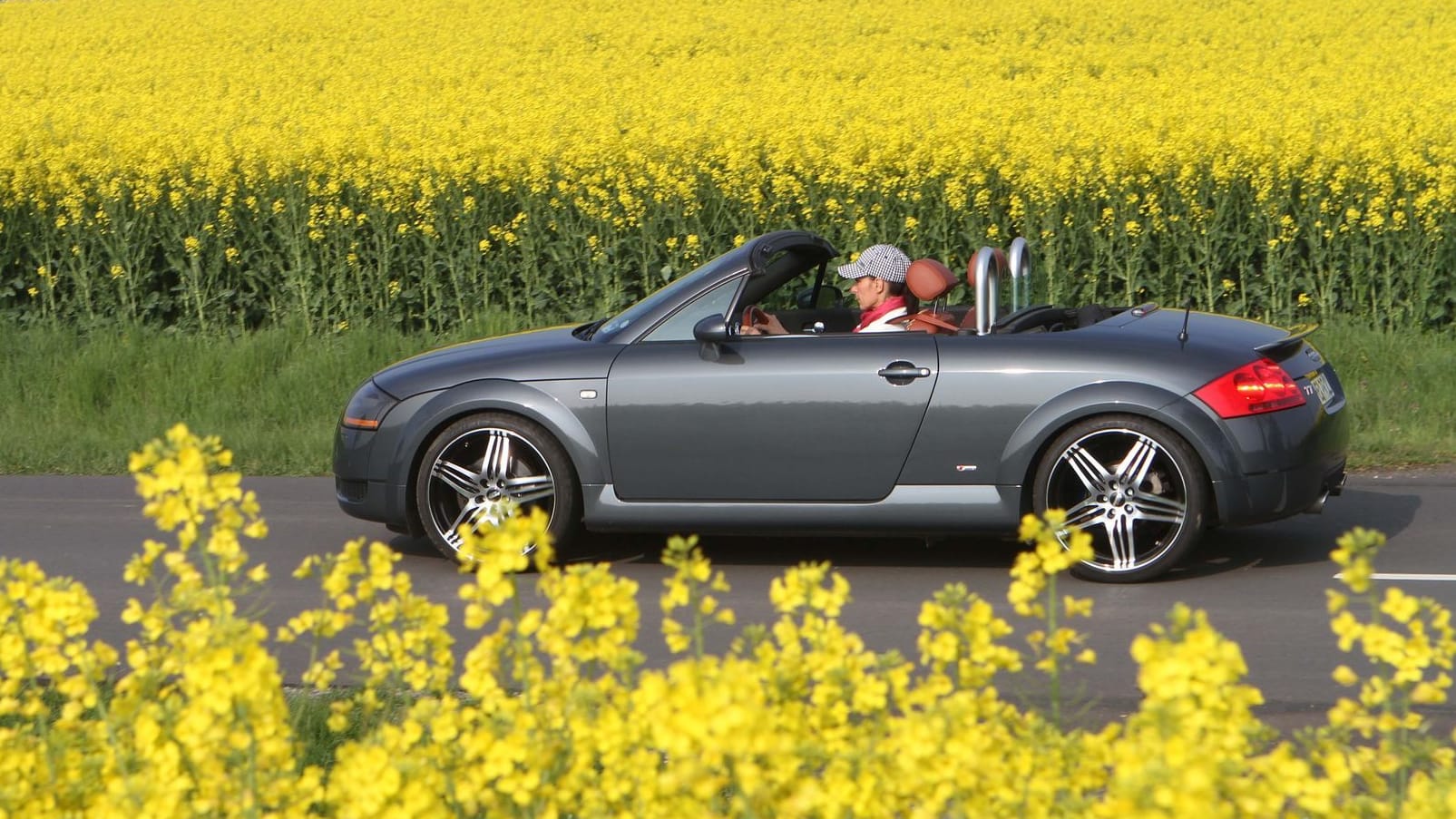 Eine Frau fährt mit einem Cabrio Eine Frau fährt mit einem Cabrio