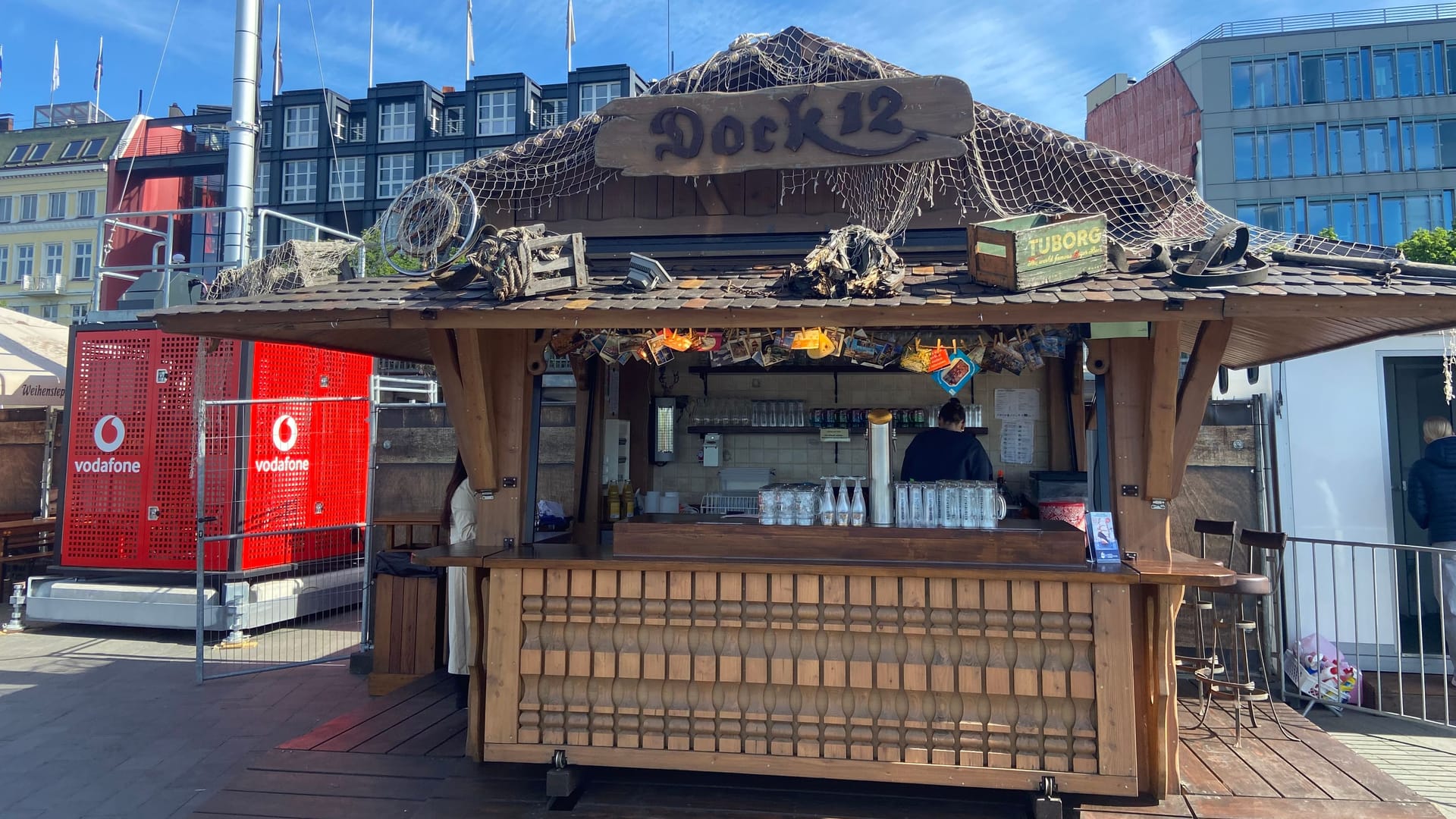 Der Getränke-Stand "Dock 12" ist seit mehreren Jahren auf dem Hafengeburtstag dabei: Die Mitarbeiterinnen bereiten am Freitagmorgen alles für Caipirinha und Co. vor.
