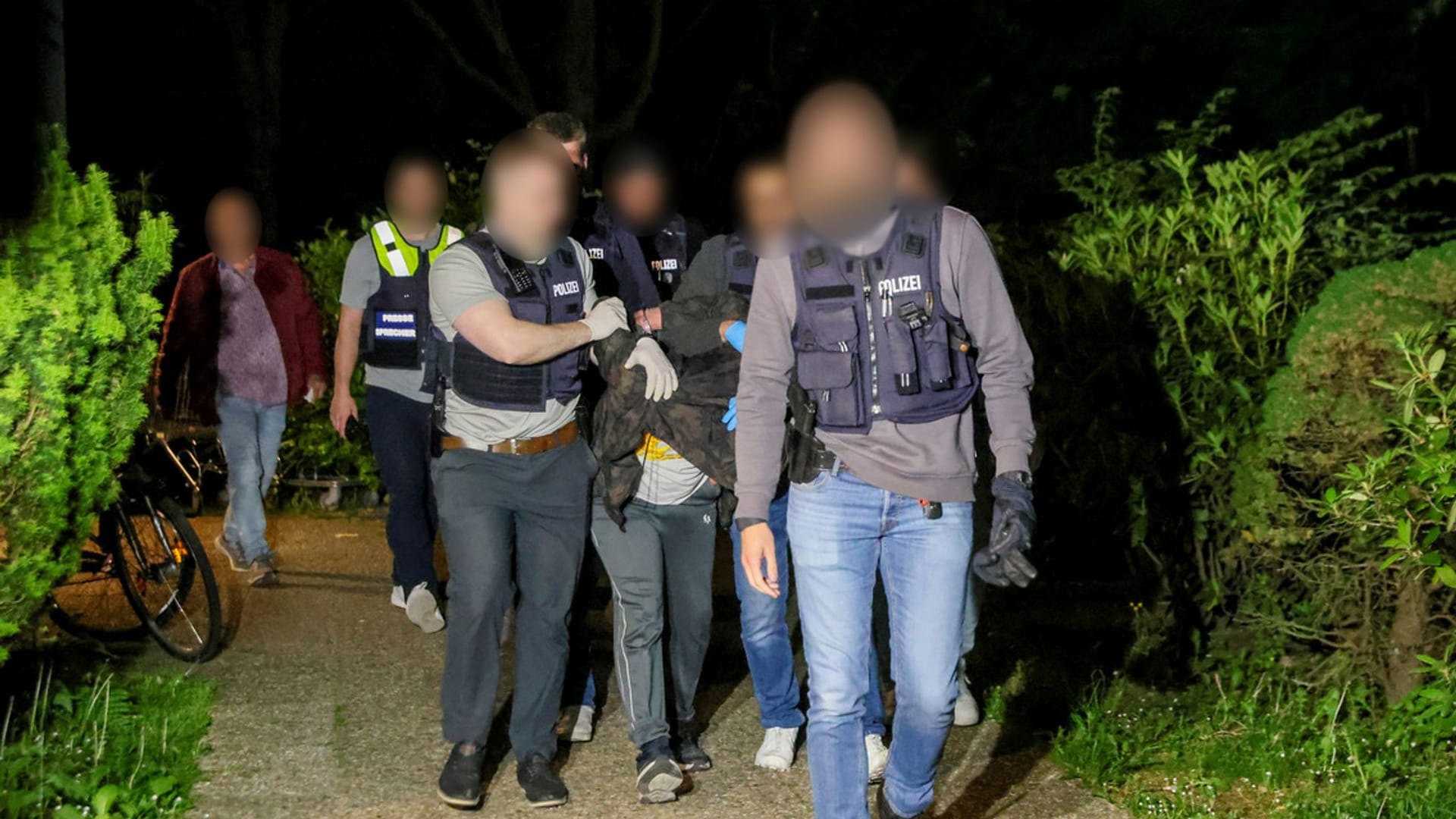 Mann verletzt mehrere Menschen in Bielefeld - Festnahme Mann verletzt mehrere Menschen in Bielefeld - Festnahme