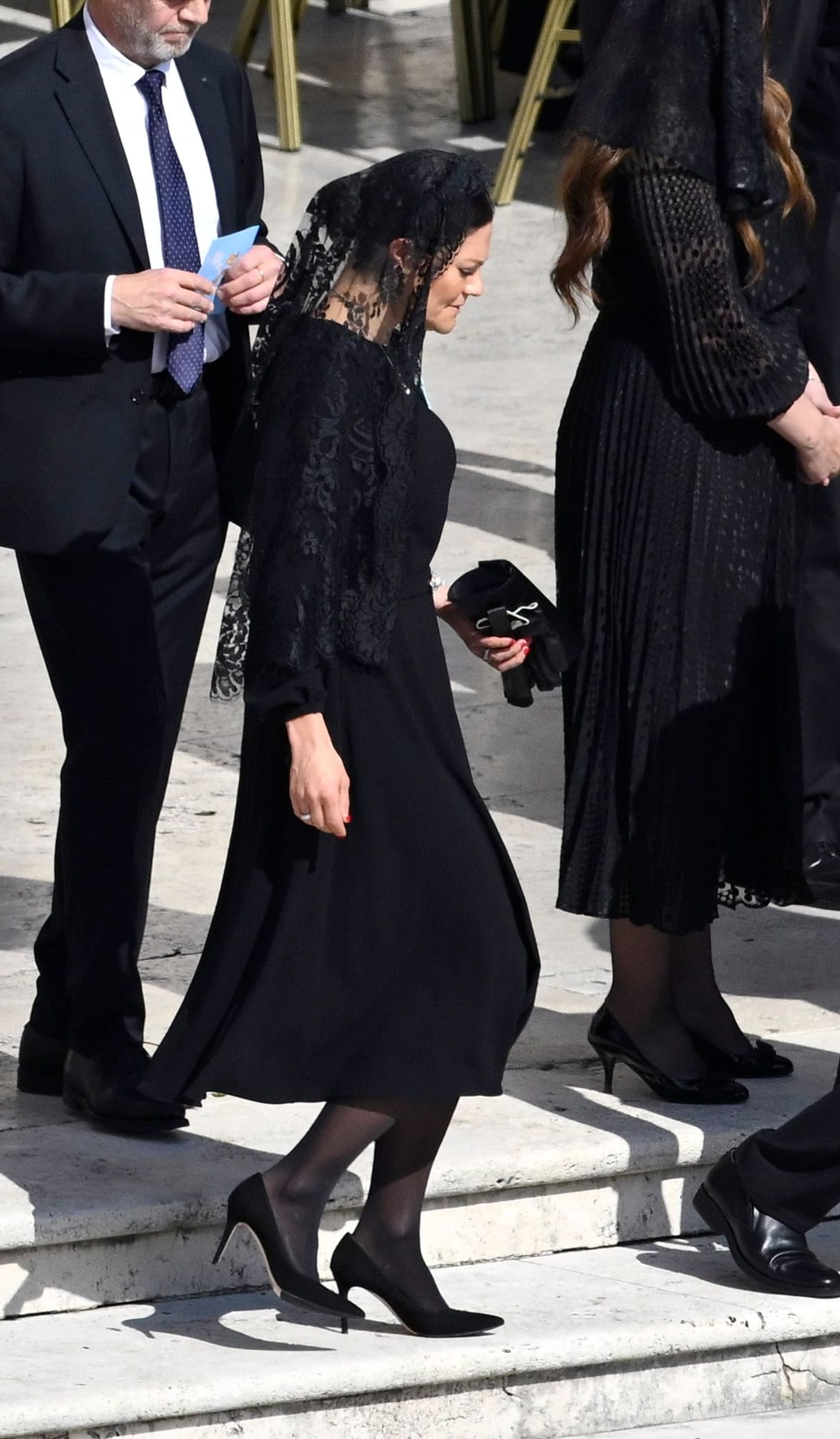 Prinzessin Victoria: In einem schlichten schwarzen Kleid und mit schwarzem Spitzenschleier im Vatikan.