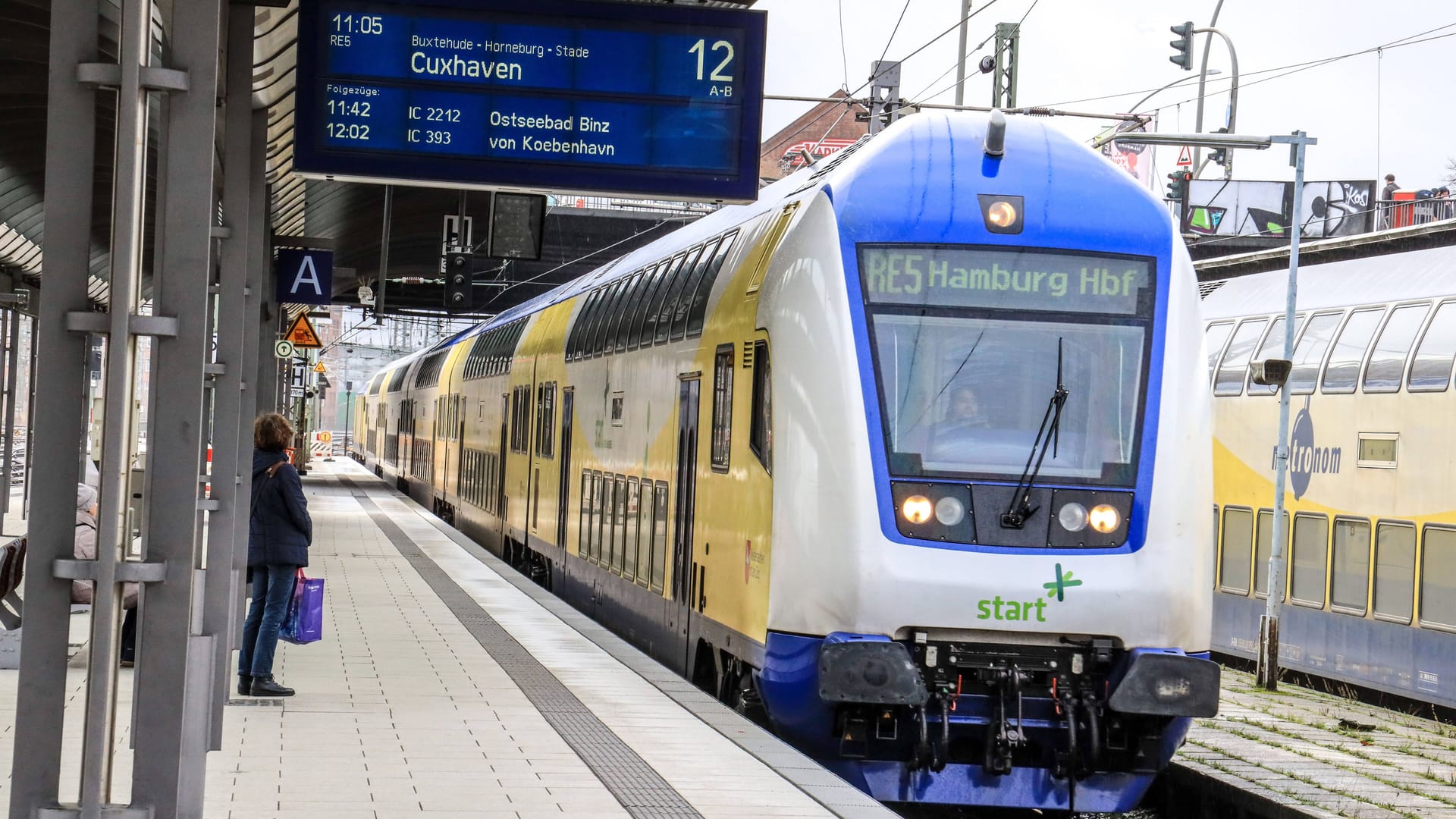 Ein Zug der Linie RE5 (Archivbild): Ab dem 23. Juni fährt der Regionalexpress nach langer Pause wieder zwischen Cuxhaven und dem Hamburger Hauptbahnhof. Ein Zug der Linie RE5 (Archivbild): Ab dem 23. Juni fährt der Regionalexpress nach langer Pause wieder zwischen Cuxhaven und dem Hamburger Hauptbahnhof.