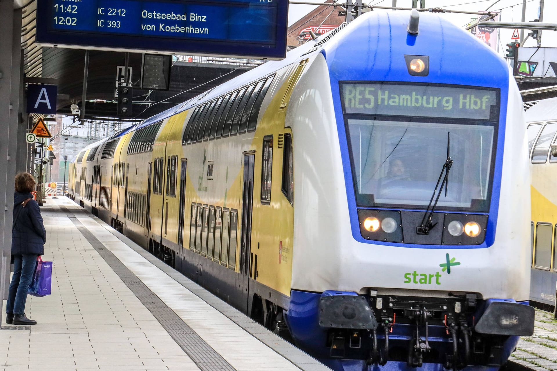 Ein Zug der Linie RE5 (Archivbild): Ab dem 23. Juni fährt der Regionalexpress nach langer Pause wieder zwischen Cuxhaven und dem Hamburger Hauptbahnhof.