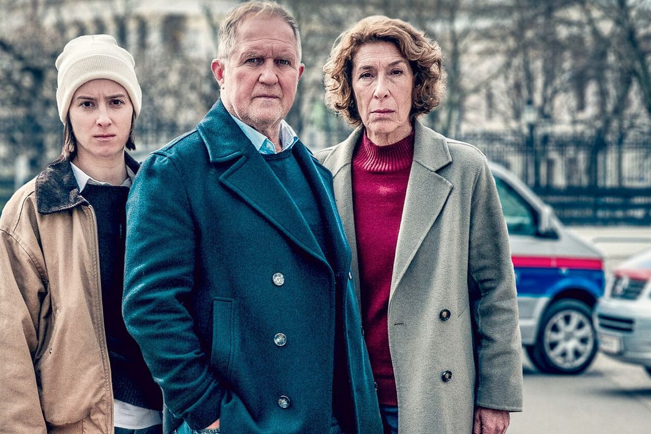 "Tatort: Wir sind nicht zu fassen": Christina Scherrer (Meret Schande), Harald Krassnitzer (Moritz Eisner) und Adele Neuhauser (Bibi Fellner) haben es mit einer Leiche nach einer Demonstration zu tun.