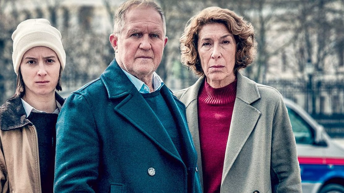 "Tatort: Wir sind nicht zu fassen": Christina Scherrer (Meret Schande), Harald Krassnitzer (Moritz Eisner) und Adele Neuhauser (Bibi Fellner) haben es mit einer Leiche nach einer Demonstration zu tun.