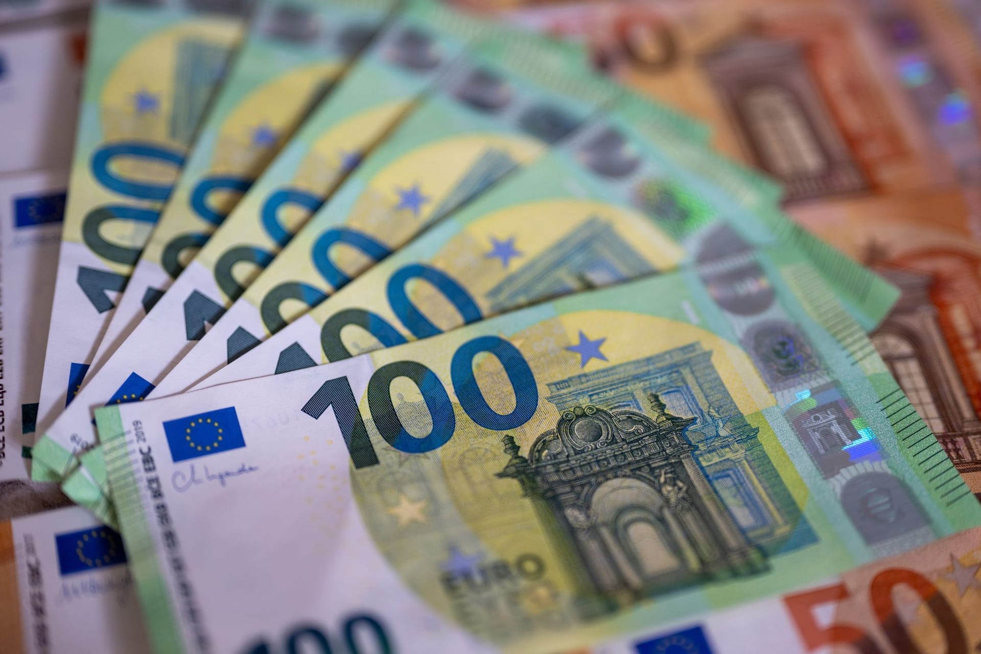 Bargeld auf einem Tisch (Symbolbild)