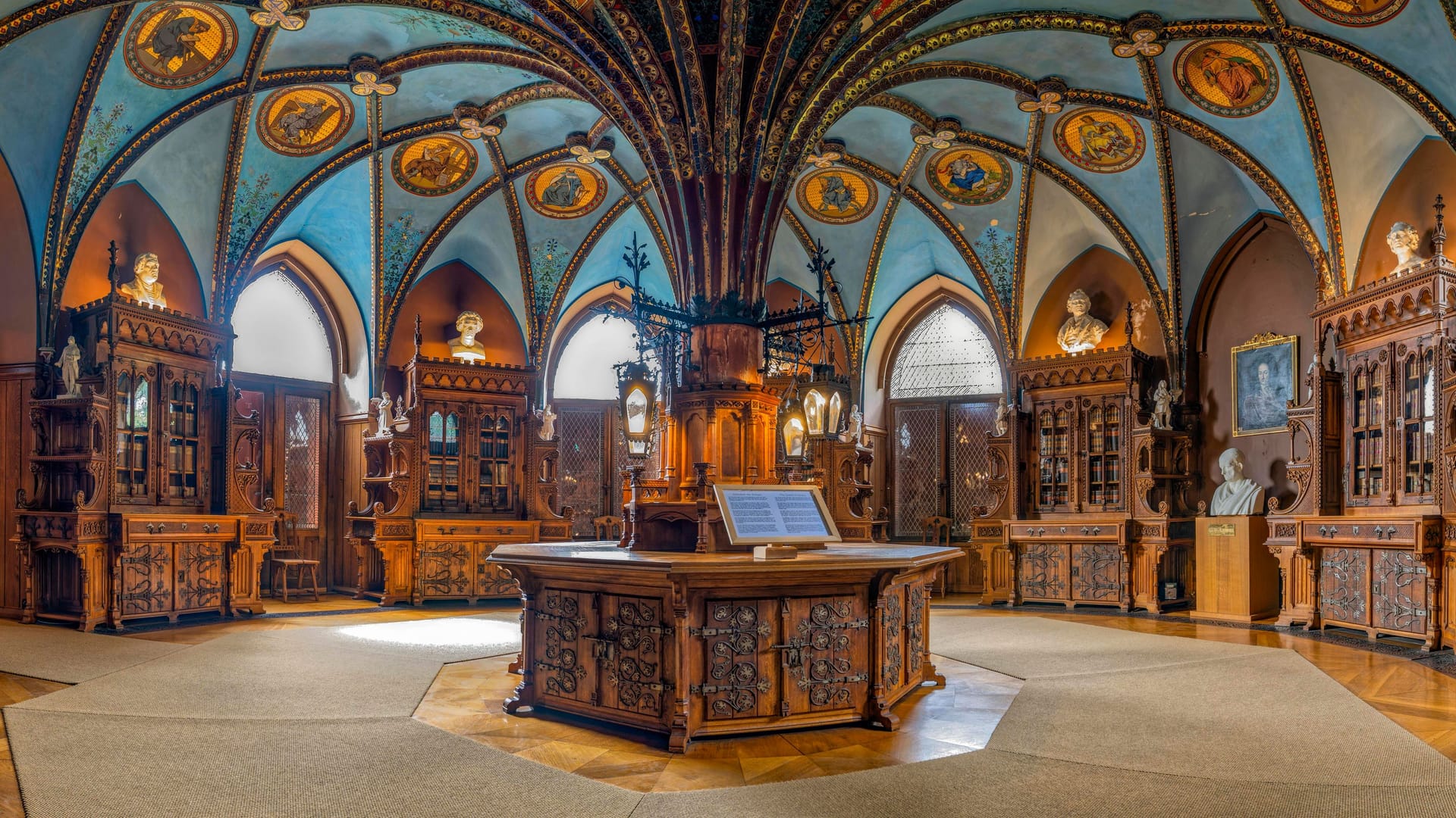 Bibliothek in der Schloss Marienburg: Auch sie ist bei dem virtuellen Rundgang zu sehen.