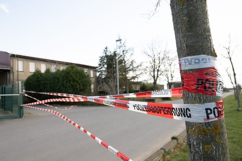 Polizeiabsperrung am Betrieb: Identität des in Güllebecken gefundenen Paares aufgeklärt.