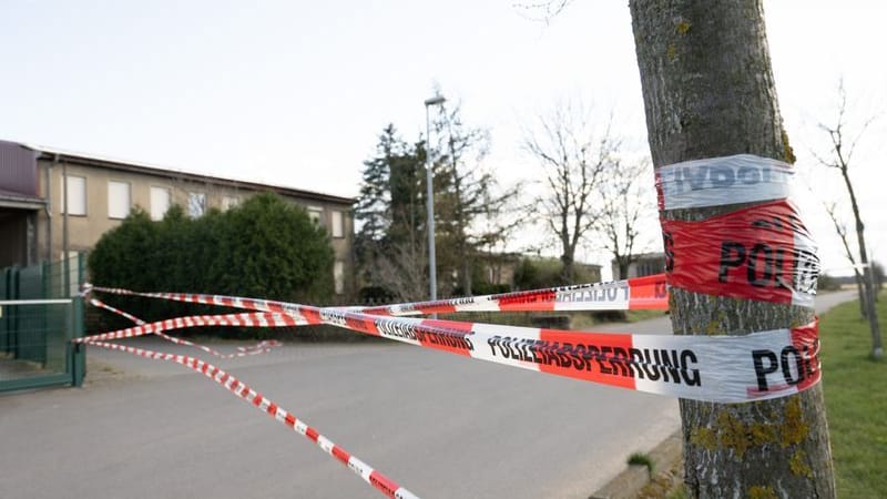 Polizeiabsperrung am Betrieb: Identität des in Güllebecken gefundenen Paares aufgeklärt.