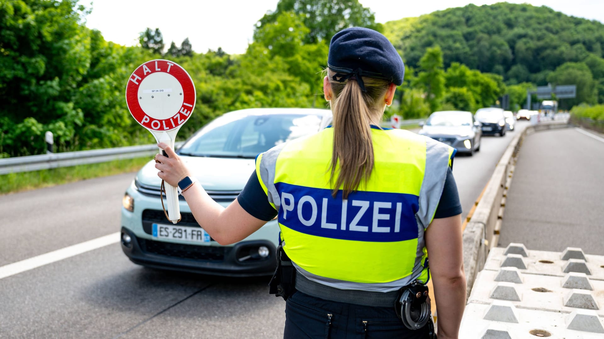 Eine Beamtin der Bundespolizei kontrolliert Autofahrer, die aus Frankreich nach Deutschland einreisen.