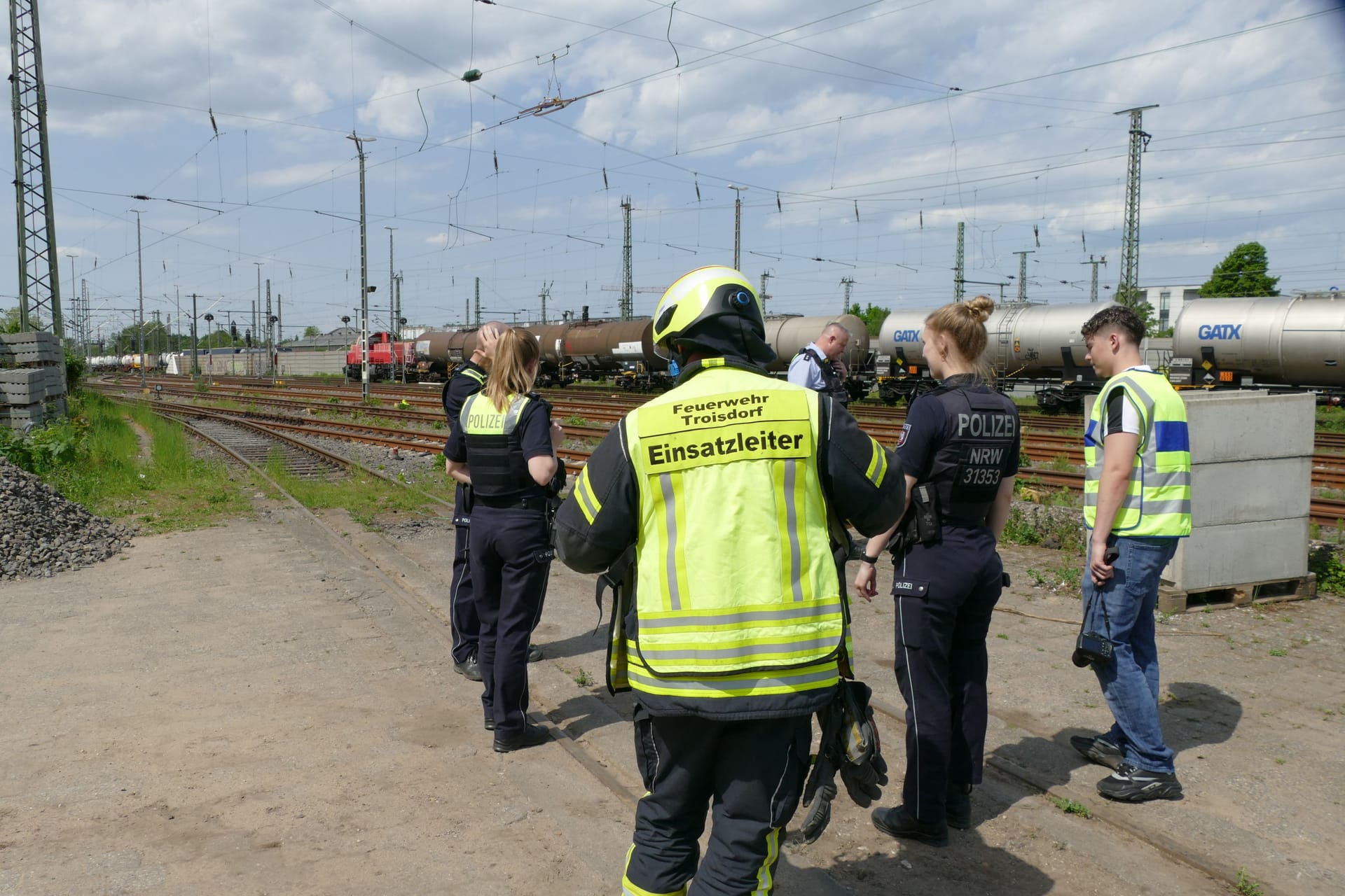 Die Feuerwehr am Einsatzort im Bahnhof Troisdorf: Ein liegengebliebener Güterzug verursacht eine Streckensperrung. Die Feuerwehr am Einsatzort im Bahnhof Troisdorf: Ein liegengebliebener Güterzug verursacht eine Streckensperrung.