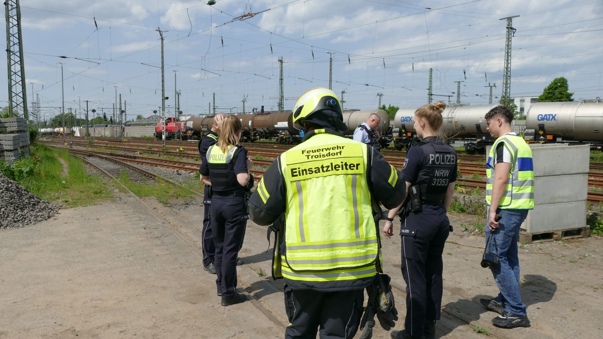 Die Feuerwehr am Einsatzort im Bahnhof Troisdorf: Ein liegengebliebener Güterzug verursacht eine Streckensperrung.