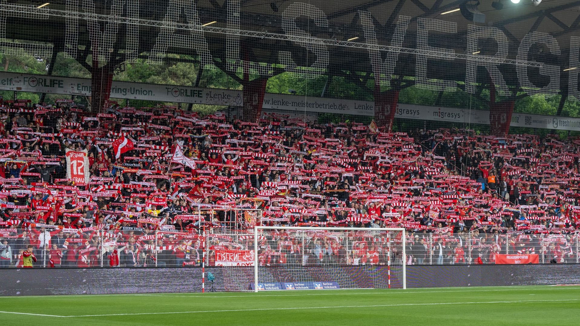 Das Stadion war fast ausverkauft.