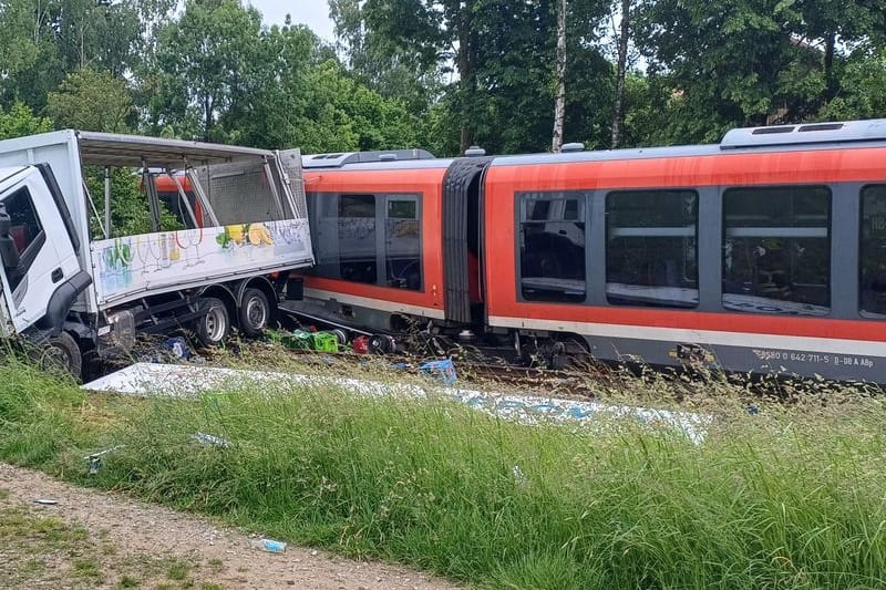 Blick auf die Unfallstelle: Bei einem Zusammenstoß von einem Zug und einem Lastwagen sind mehrere Menschen verletzt worden.