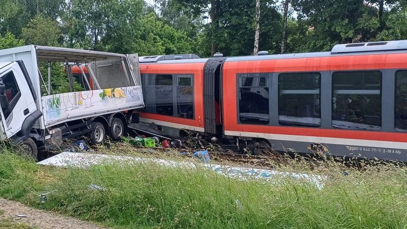 Blick auf die Unfallstelle: Bei einem Zusammenstoß von einem Zug und einem Lastwagen sind mehrere Menschen verletzt worden.